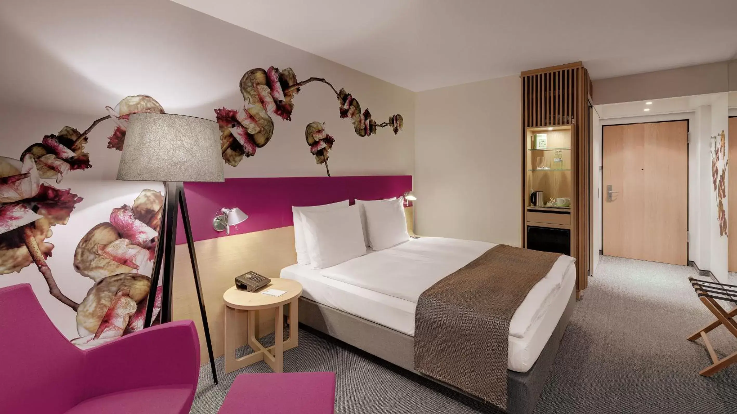 Bathroom, Bed in Holiday Inn Frankfurt - Alte Oper, an IHG Hotel