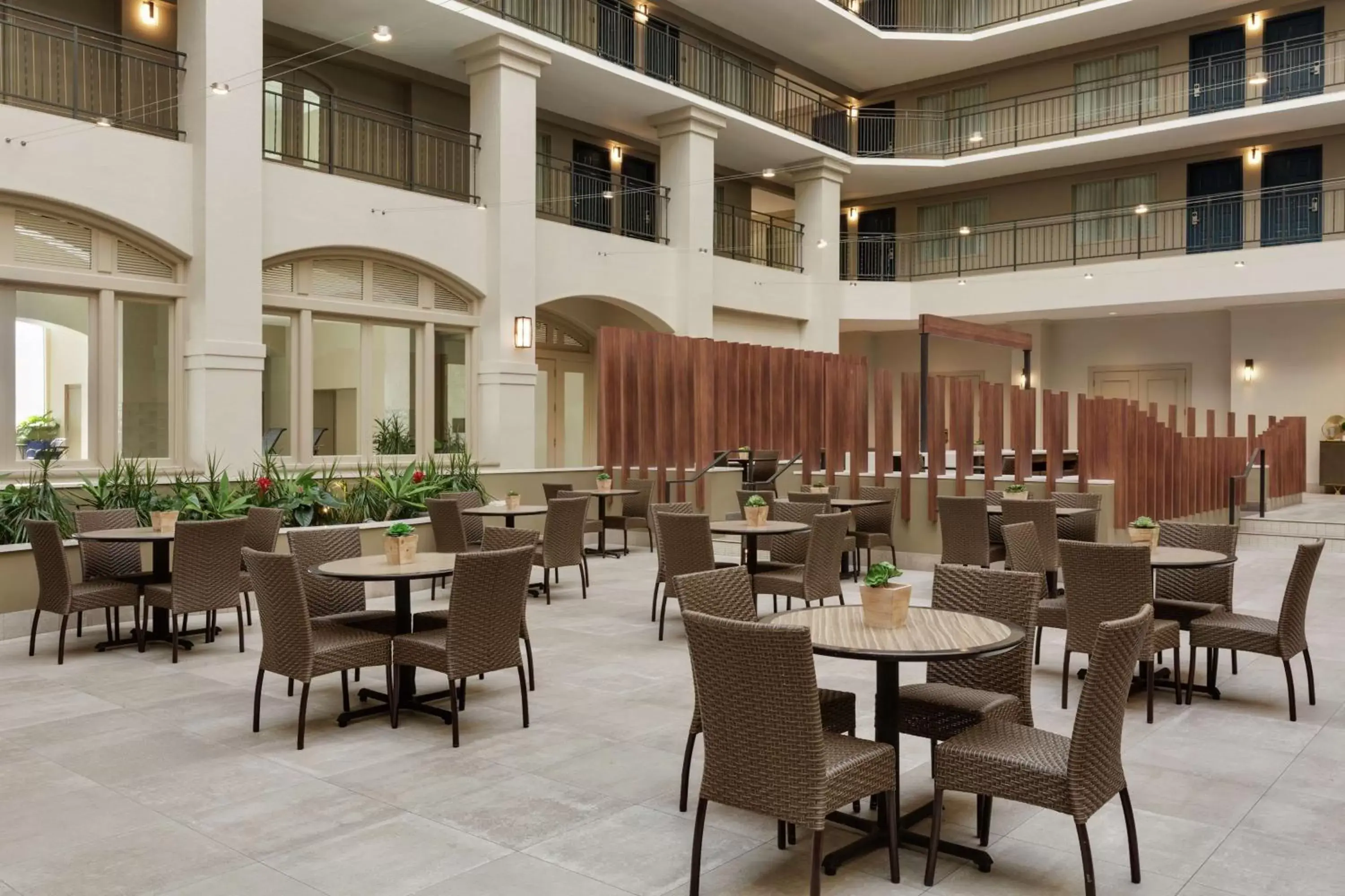 Lobby or reception, Restaurant/Places to Eat in Embassy Suites by Hilton Milpitas Silicon Valley