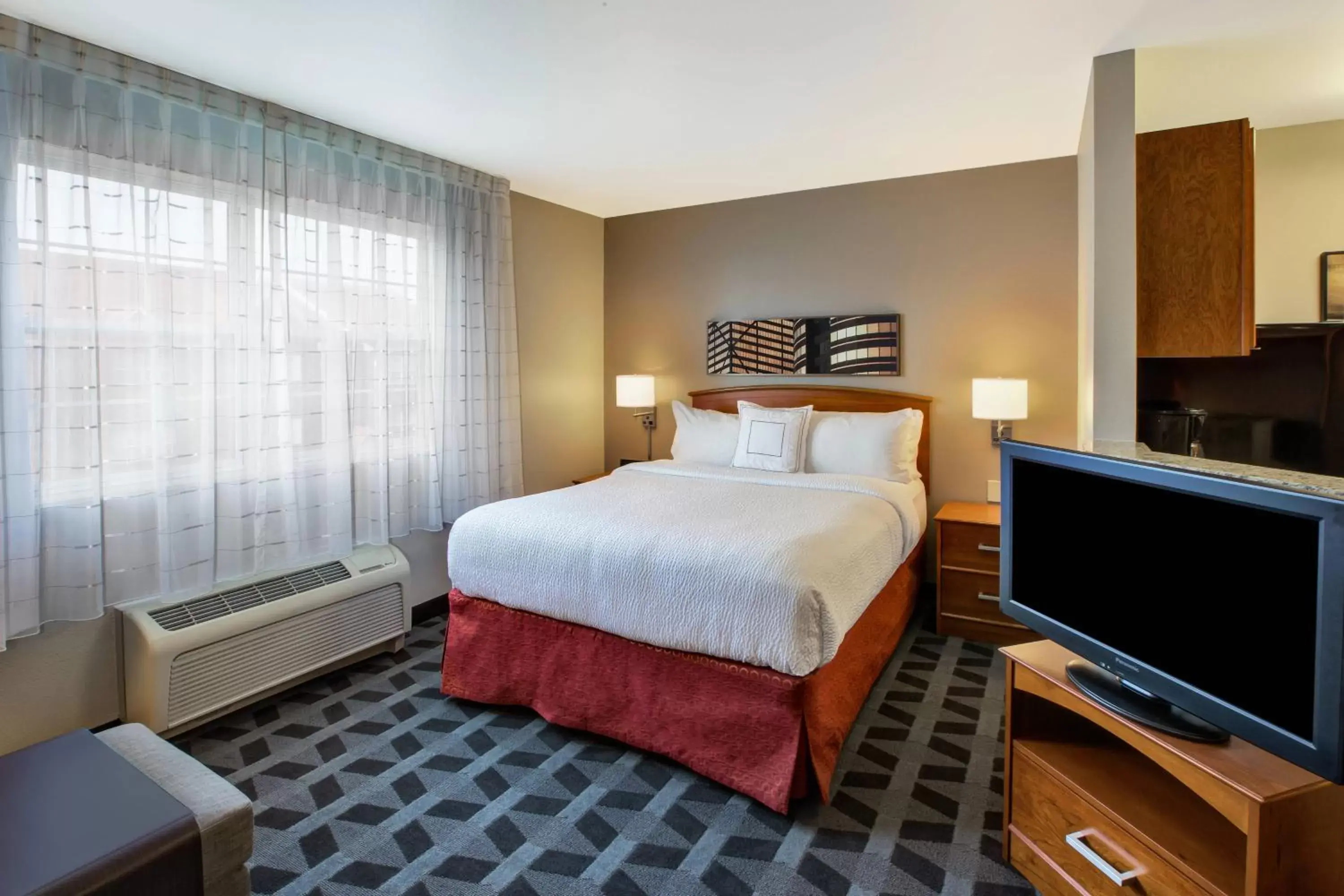 Photo of the whole room, Bed in TownePlace Suites by Marriott Detroit Livonia