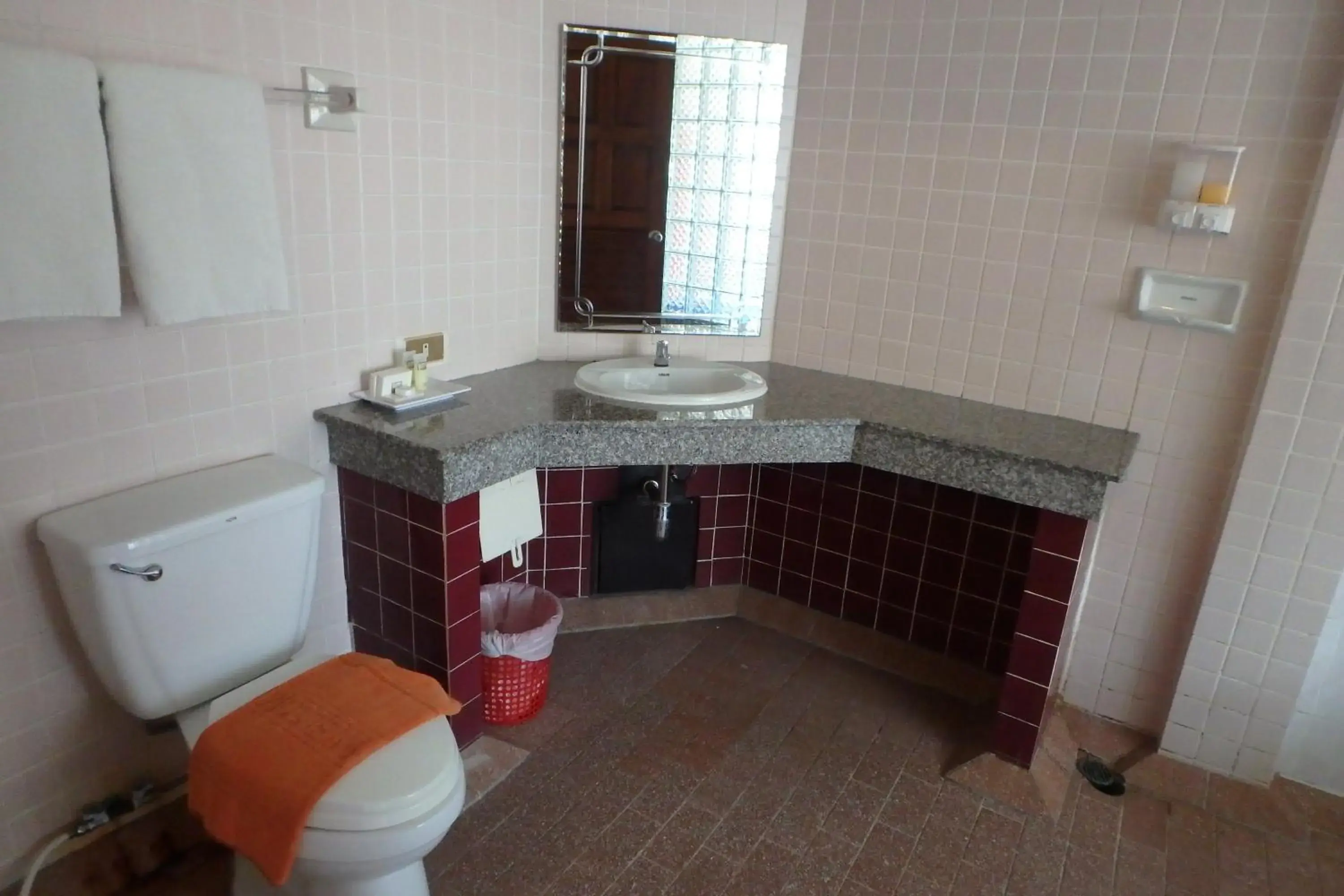 Bathroom in Karon Cafe Inn Bathroom in Karon Cafe Inn