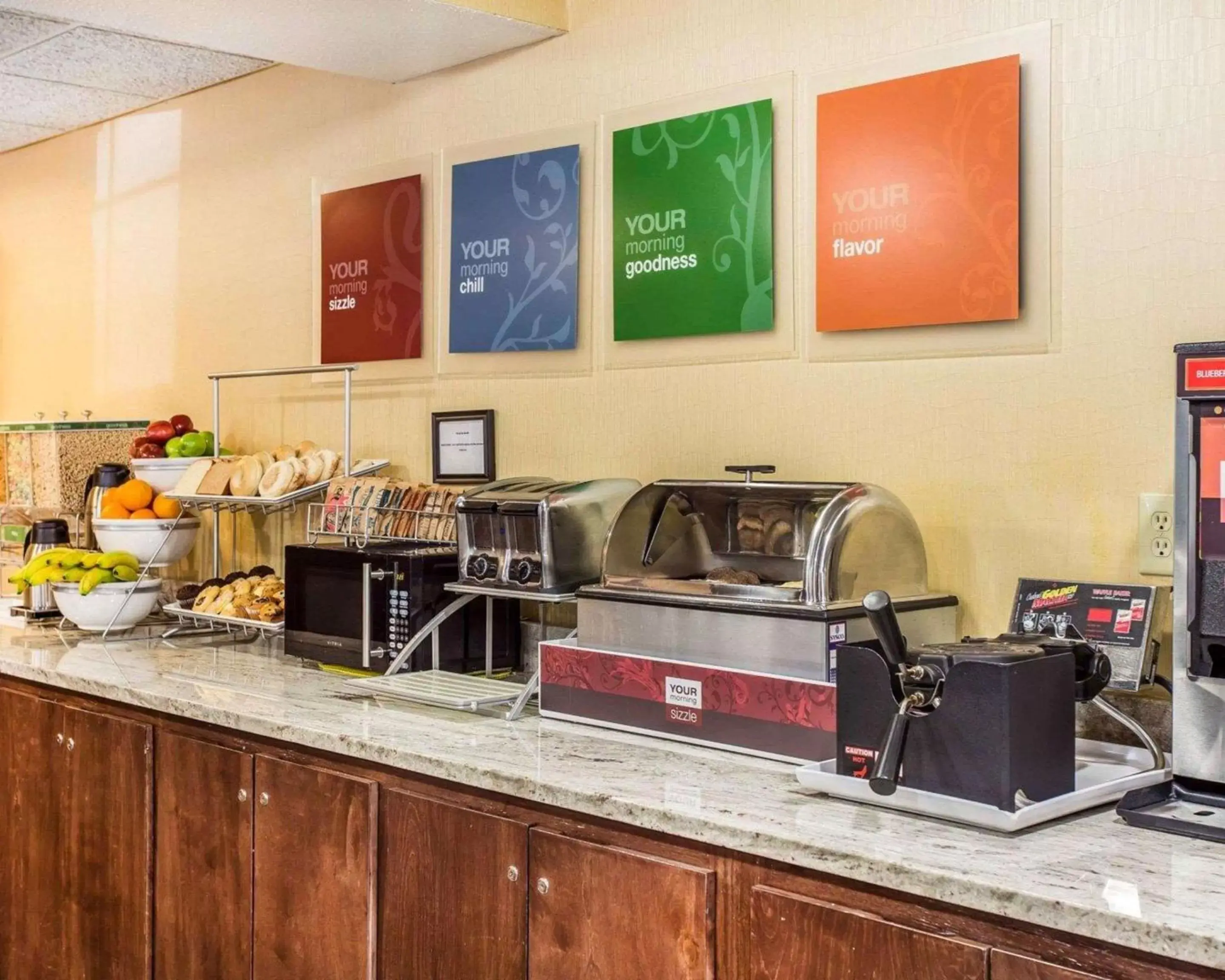 Restaurant/places to eat, Kitchen/Kitchenette in Comfort Inn & Suites Ballpark Area