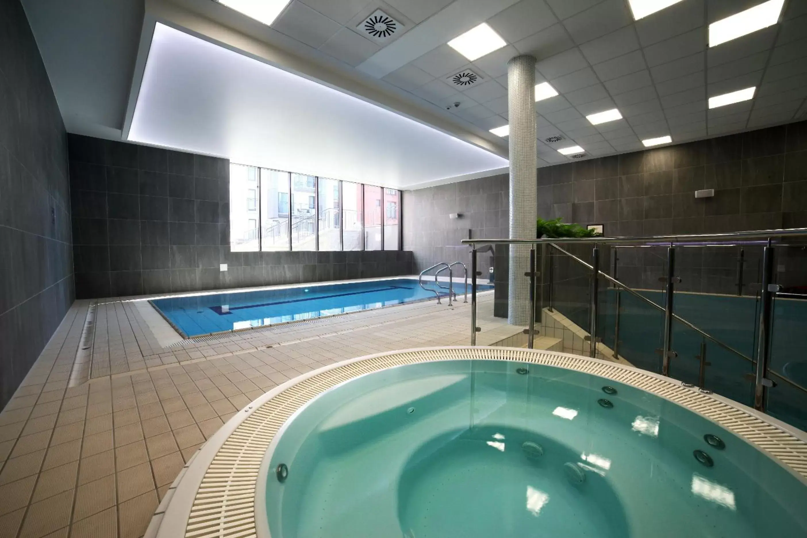 Hot Tub, Swimming Pool in Golden Tulip Gdańsk Residence