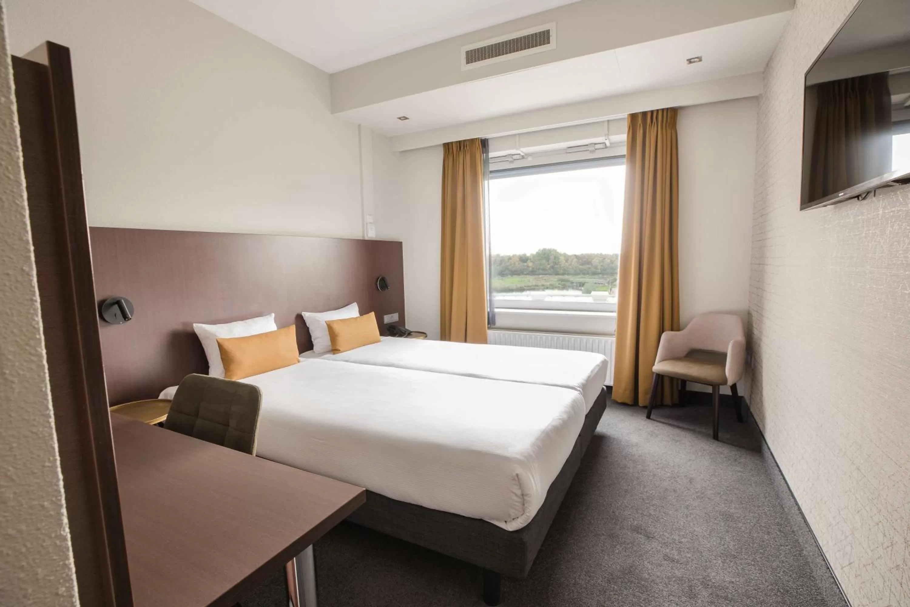 View (from property/room), Bed in Flonk Hotel Groningen Zuid, BW Signature Collection