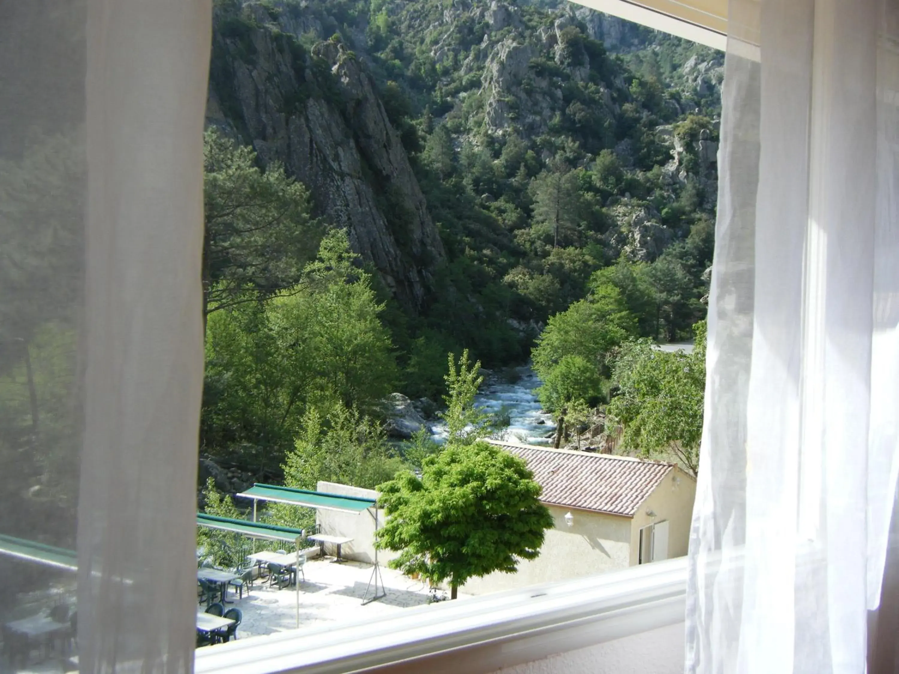 Patio, Mountain View in Hotel Arena restaurant le Refuge