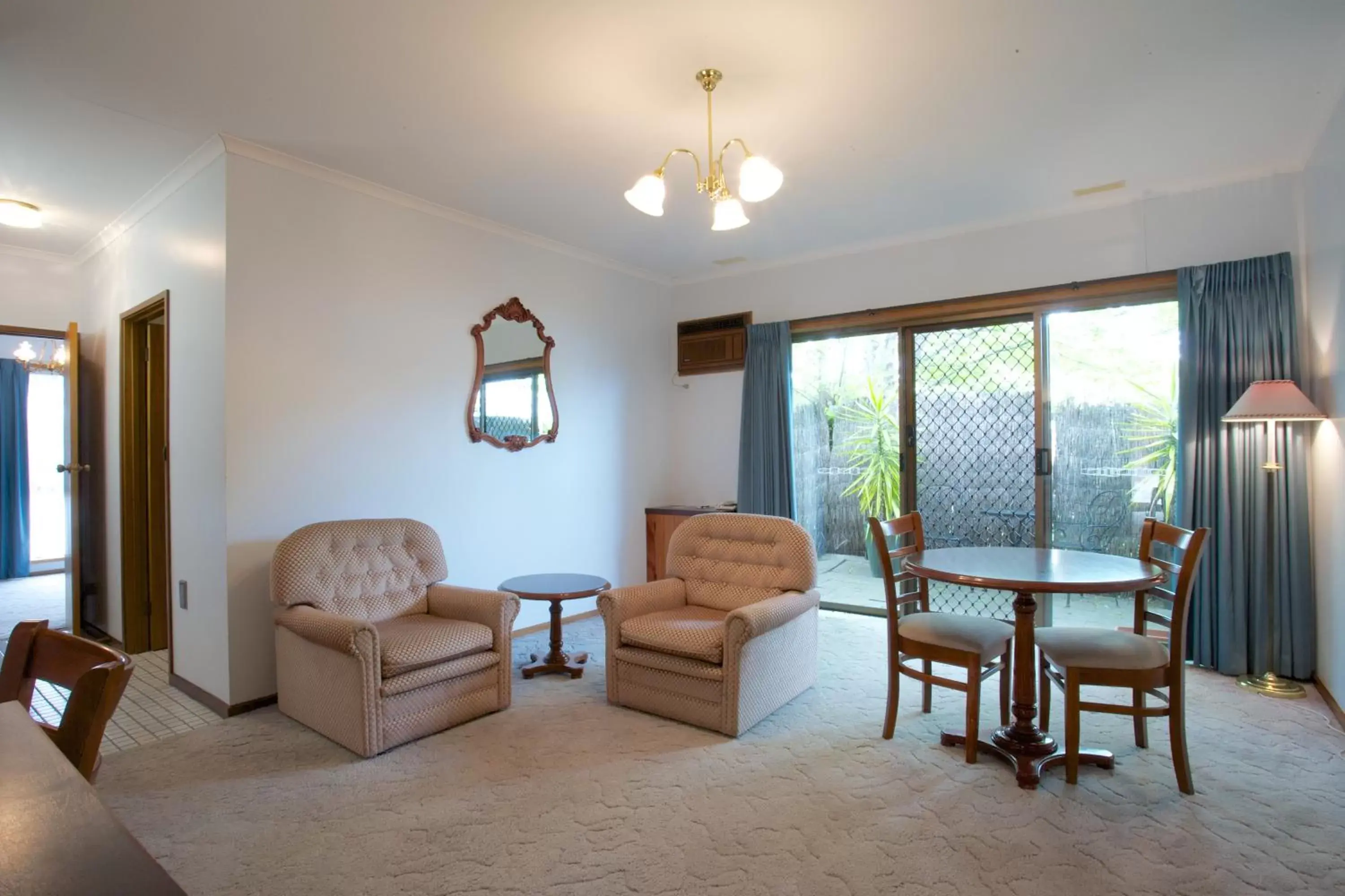 Living room, Seating Area in Golden Grain Motor Inn