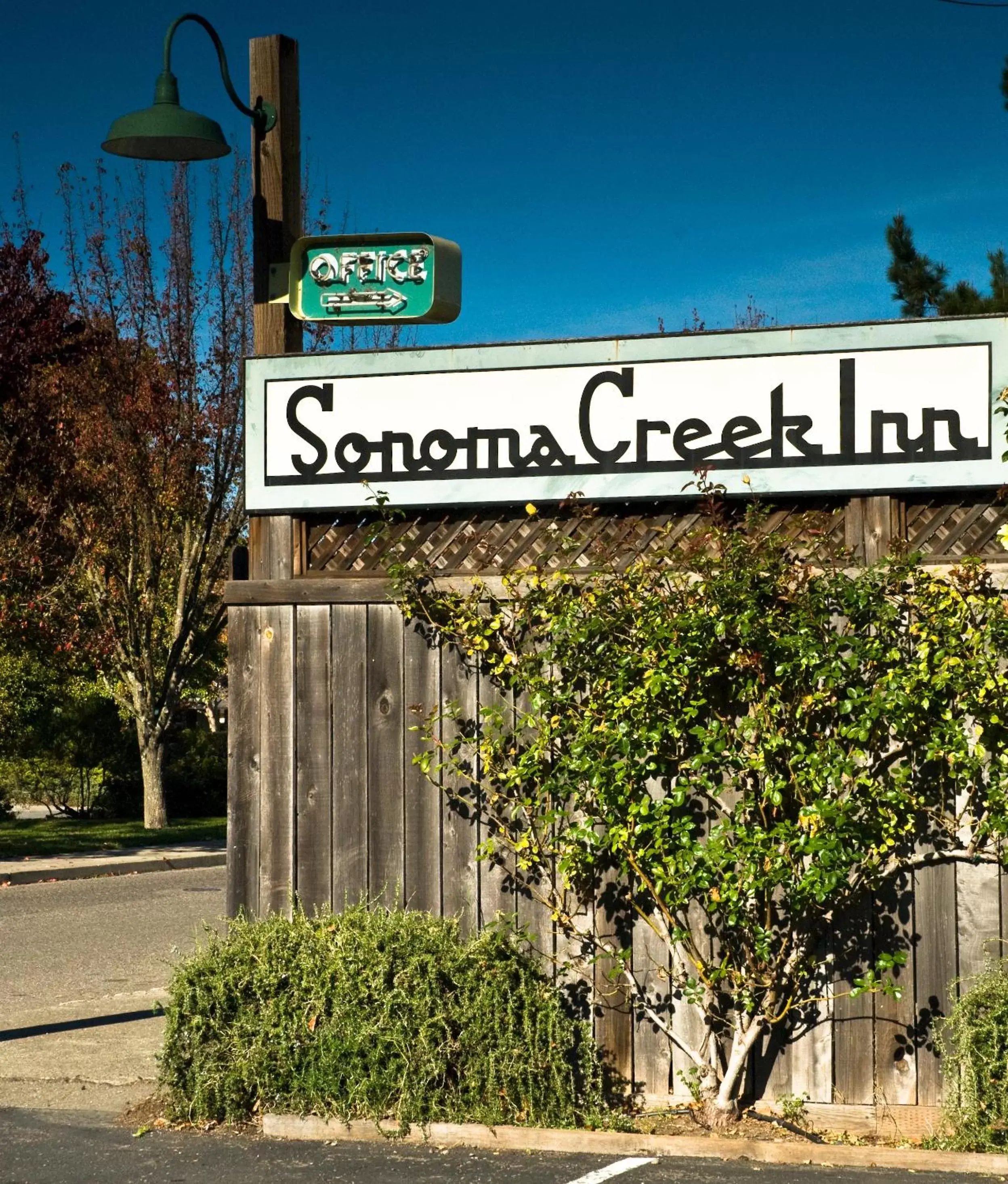 Facade/entrance in Sonoma Creek Inn Facade/entrance in Sonoma Creek Inn