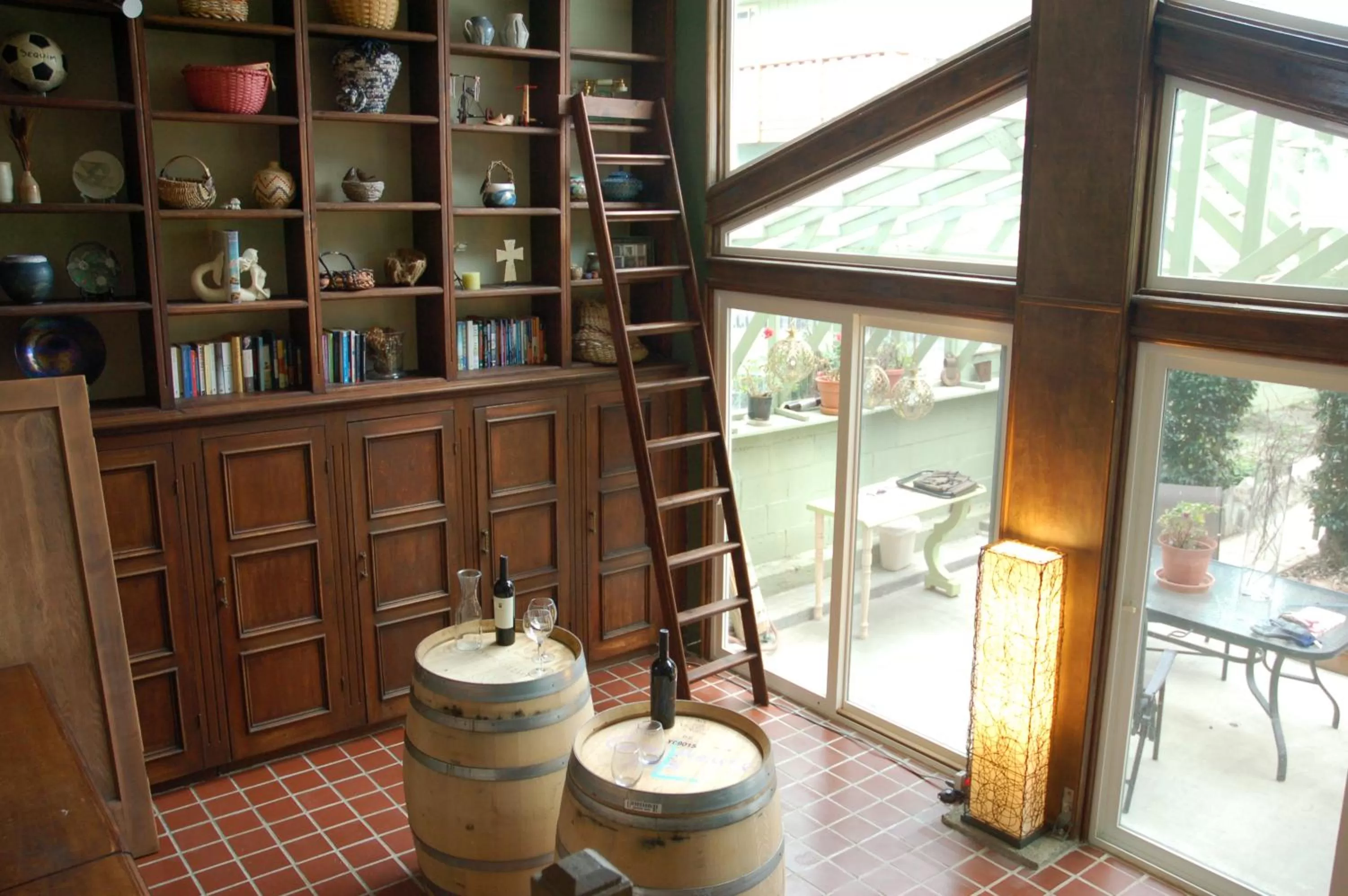 Communal lounge/ TV room in Greenhouse Inn by the Bay