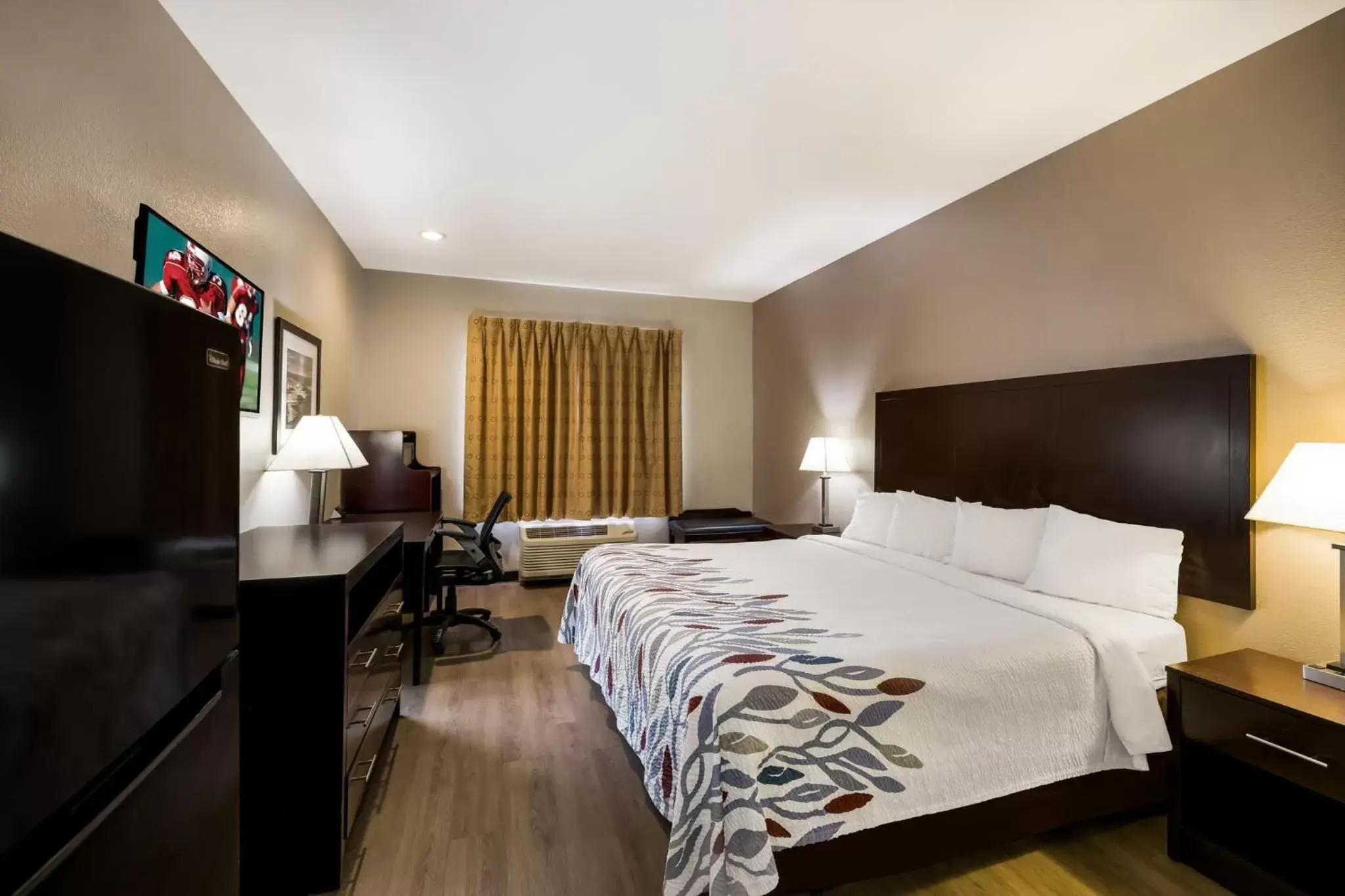 Superior King Room Disability Access Roll-In Shower Smoke Free in Red Roof Inn Pecos Superior King Room Disability Access Roll-In Shower Smoke Free in Red Roof Inn Pecos