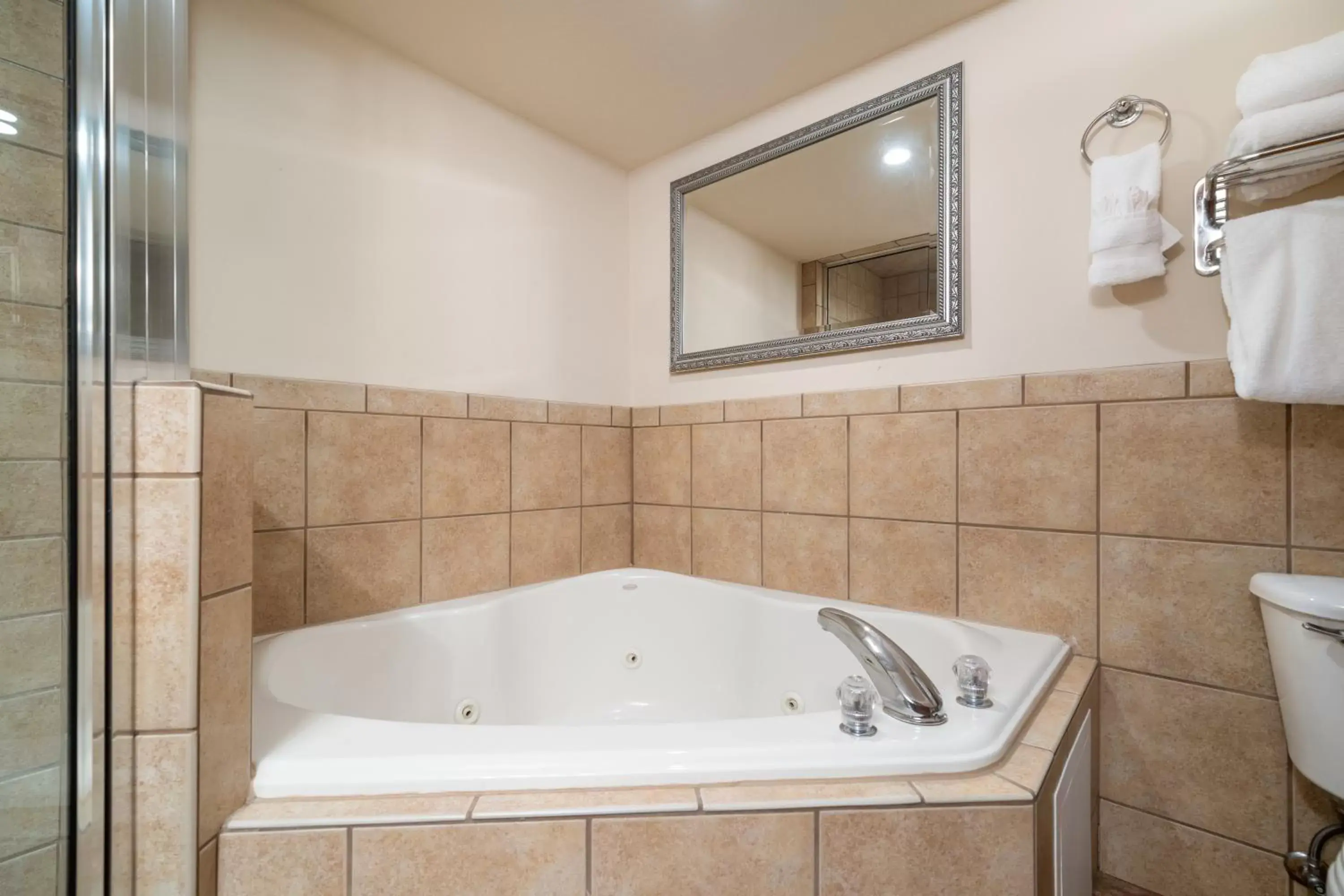 Hot Tub, Bathroom in Ramada by Wyndham Sioux Falls Airport - Waterpark Resort & Event Center