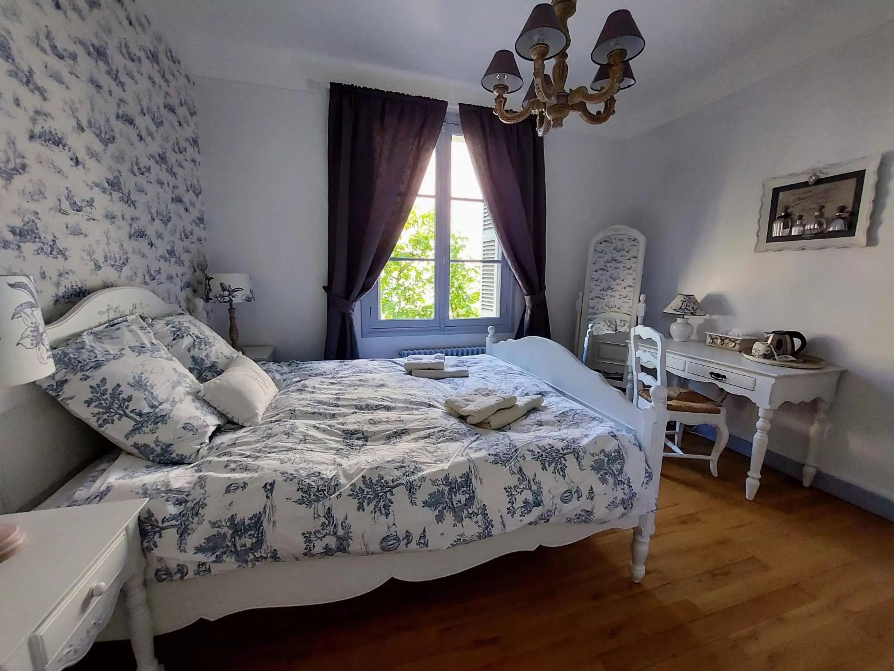 Photo of the whole room, Bed in La Maucannière