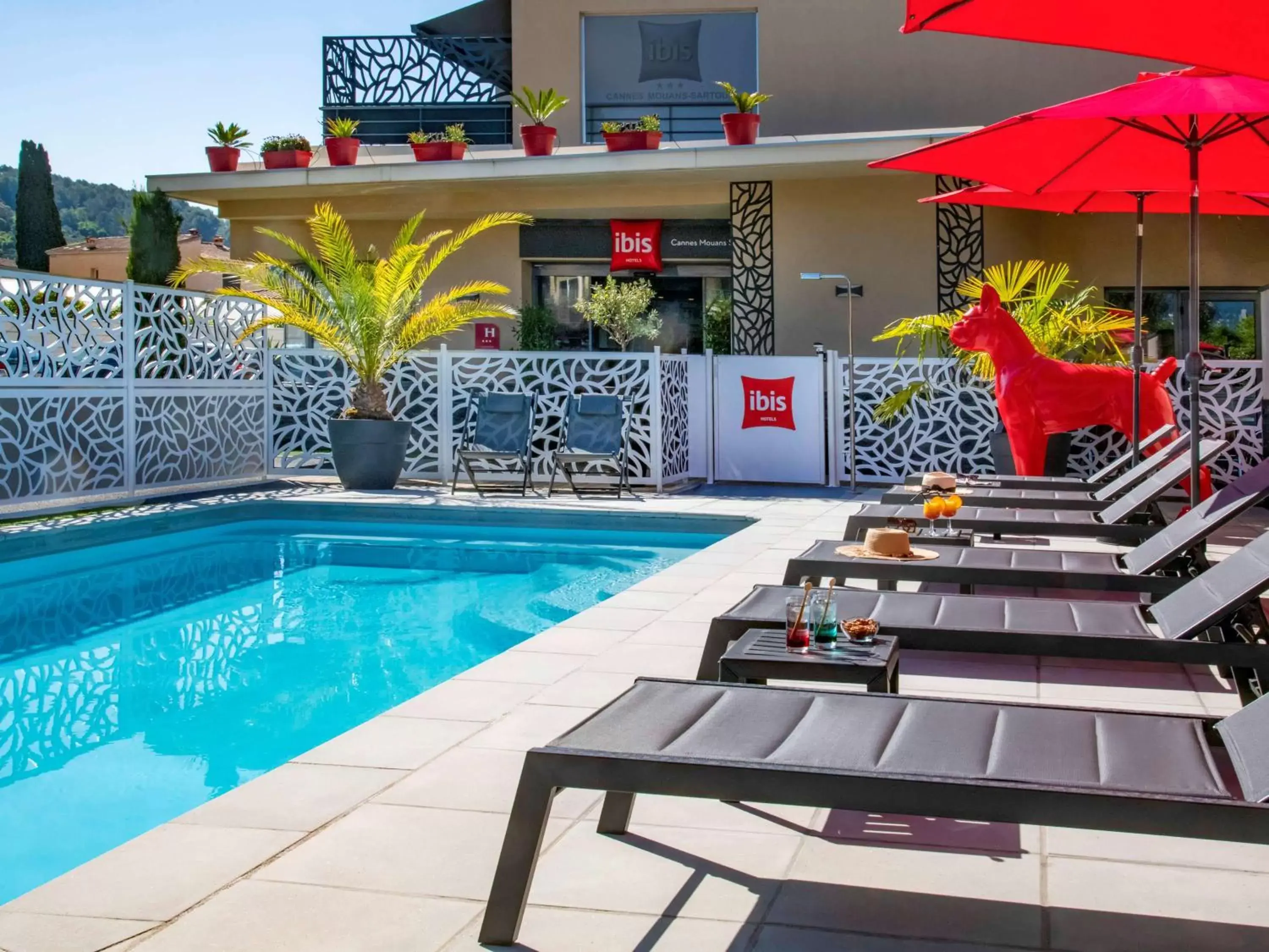 Property building, Swimming Pool in IBIS Cannes Mouans Sartoux Piscine parking gratuit