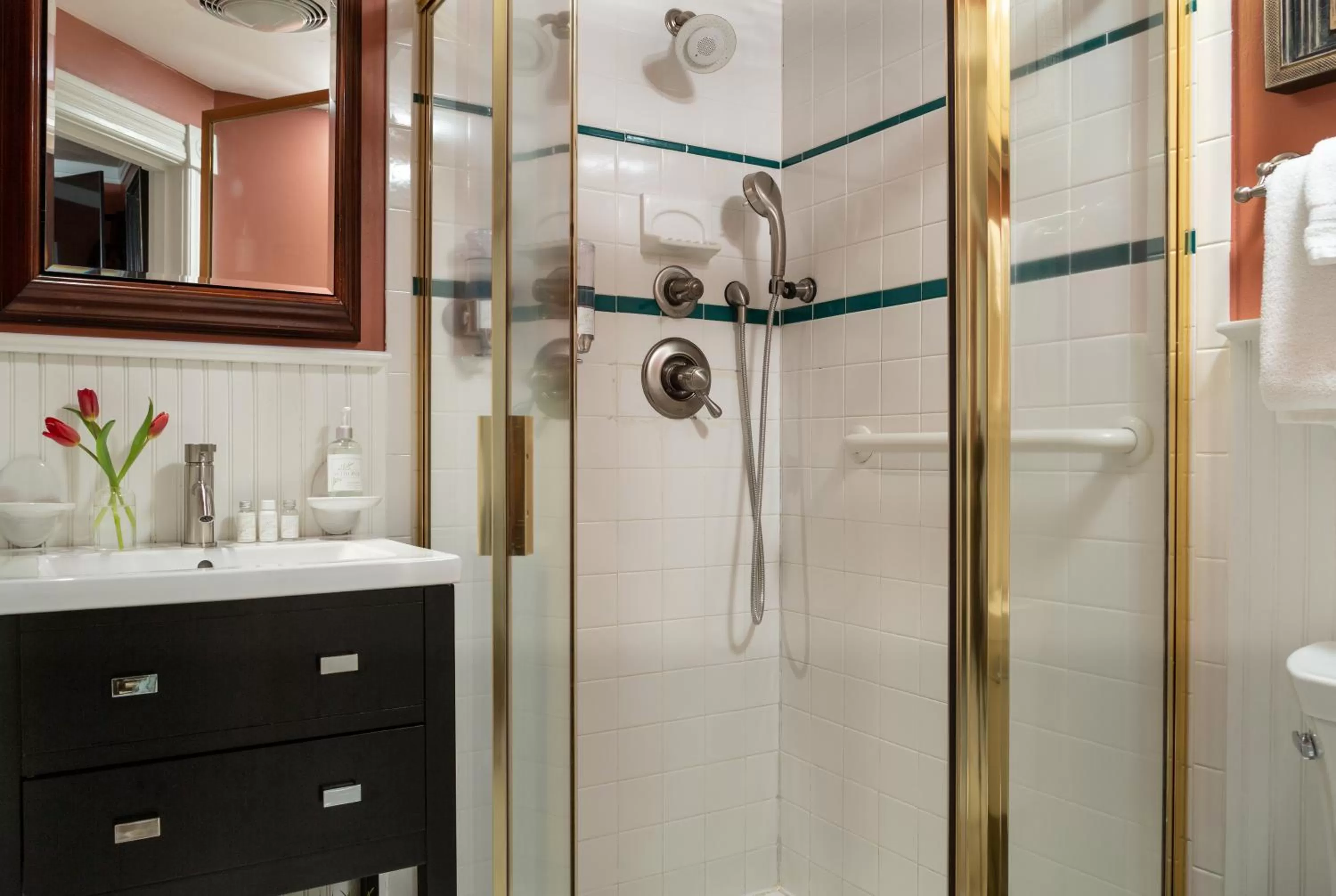 Bathroom in White Doe Inn Bed & Breakfast