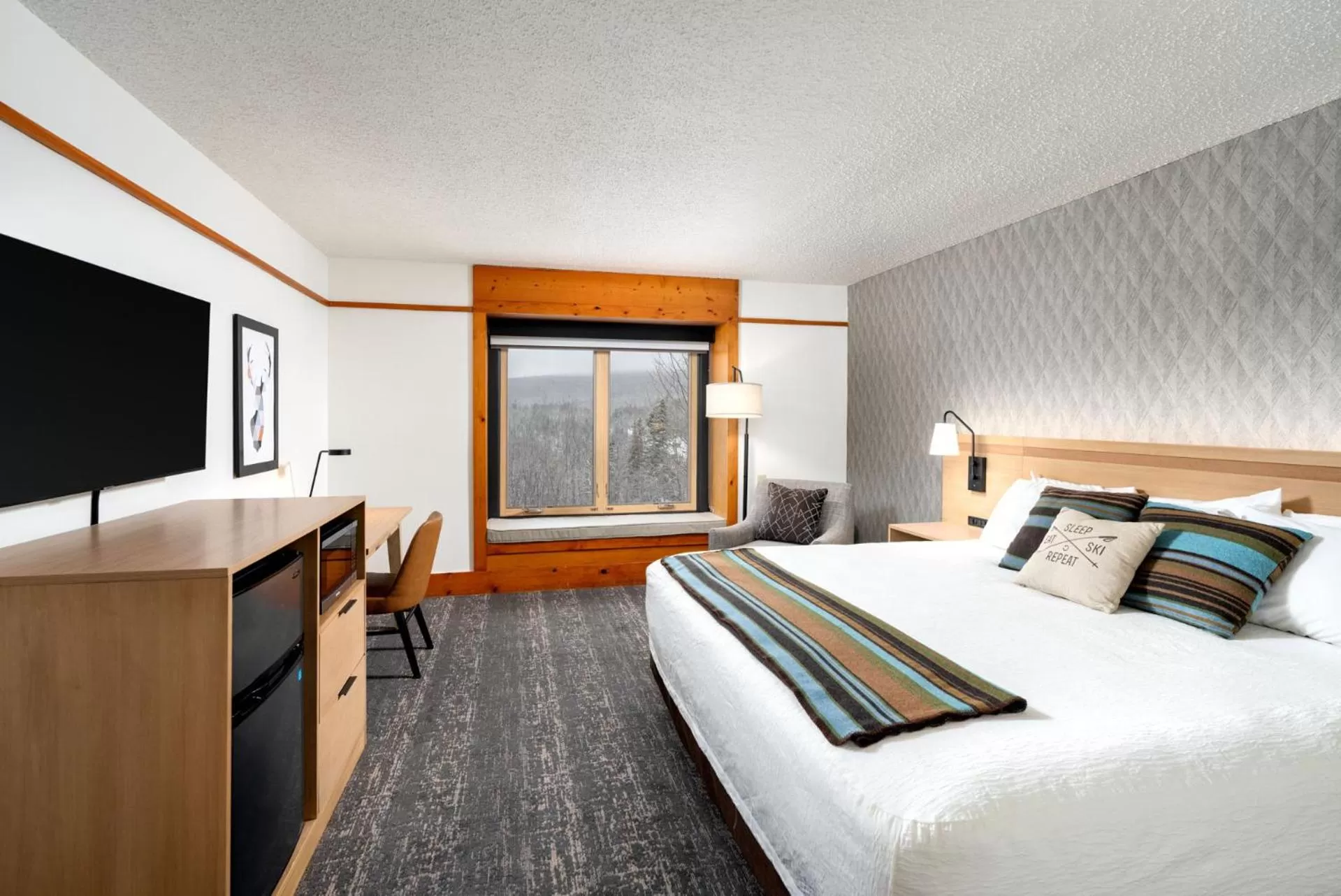 Photo of the whole room, Bed in Caribou Highlands Lodge