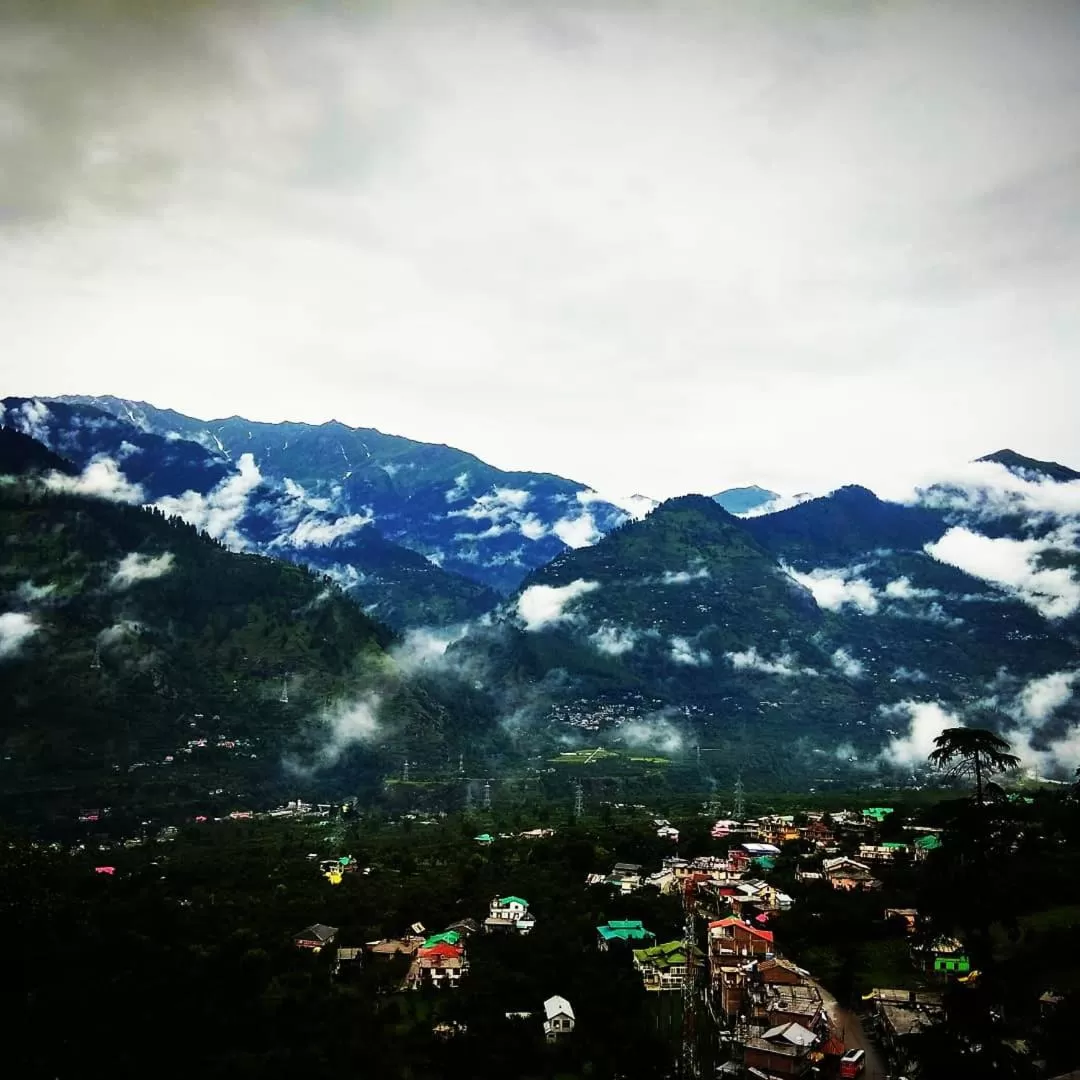 Natural landscape, Mountain View in Soham's Chateau De Naggar - Manali