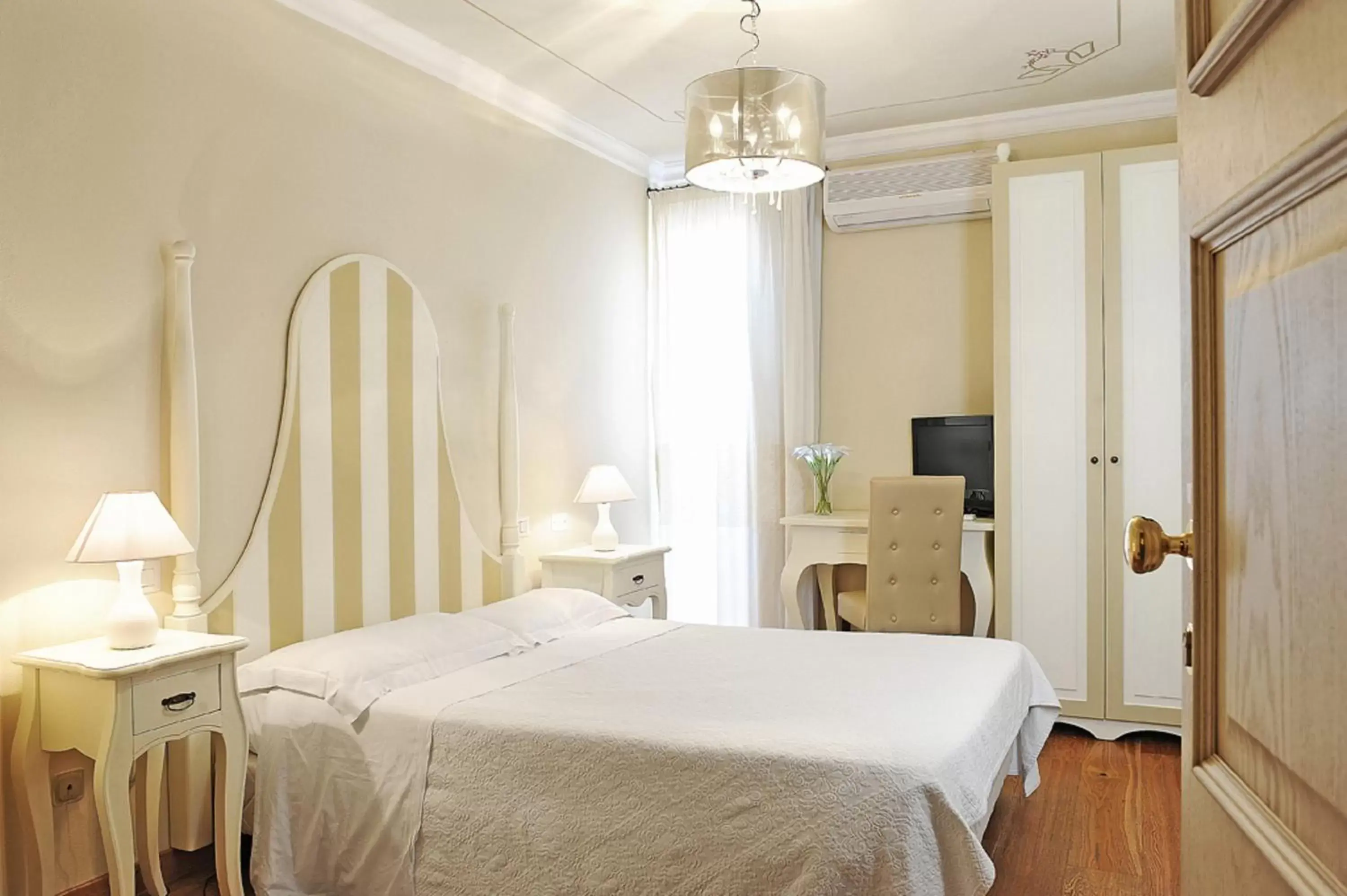 Bedroom, Bed in Palazzo Pischedda