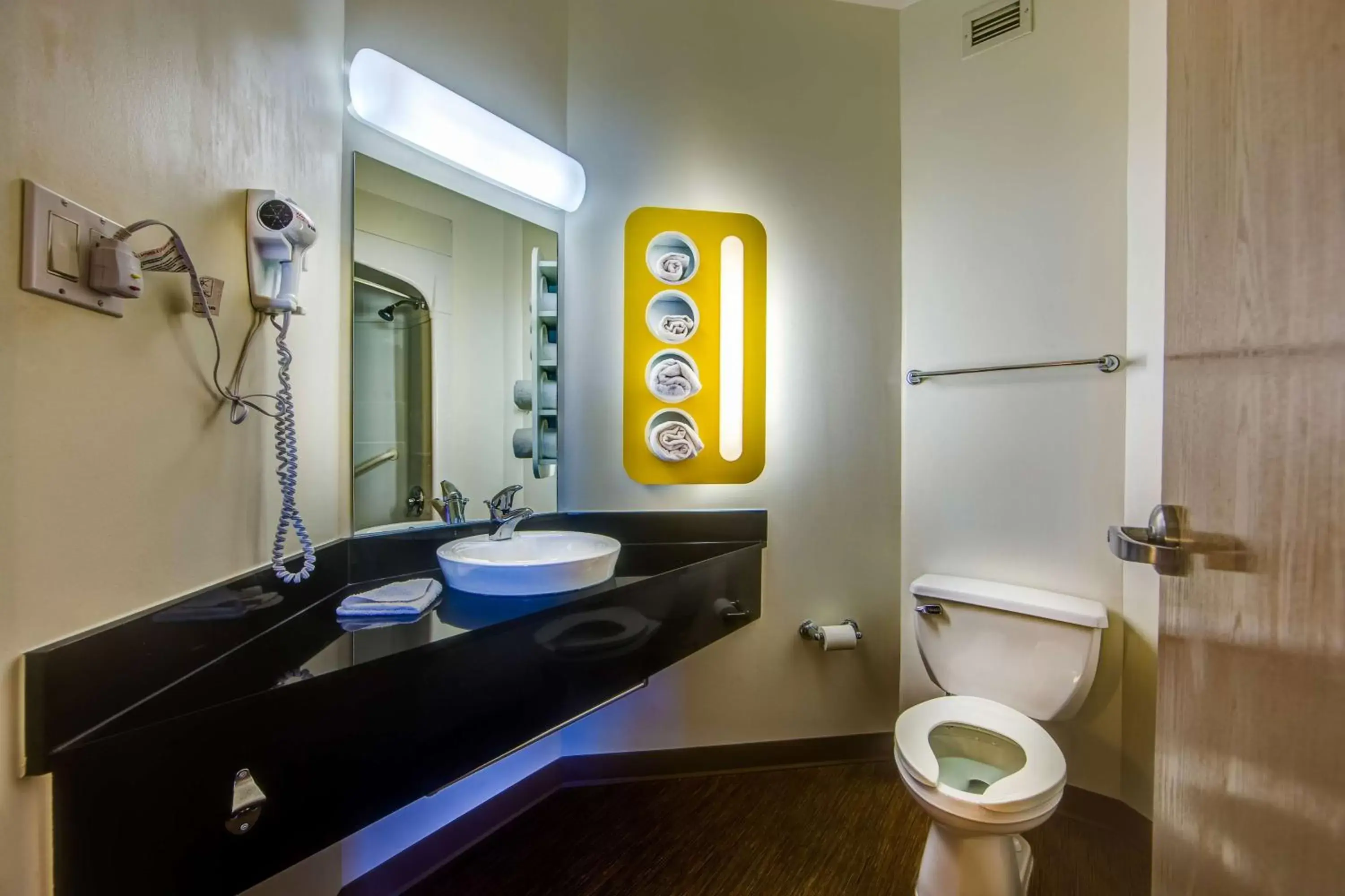 Toilet, Bathroom in Motel 6-Burlington, ON - Toronto West - Oakville