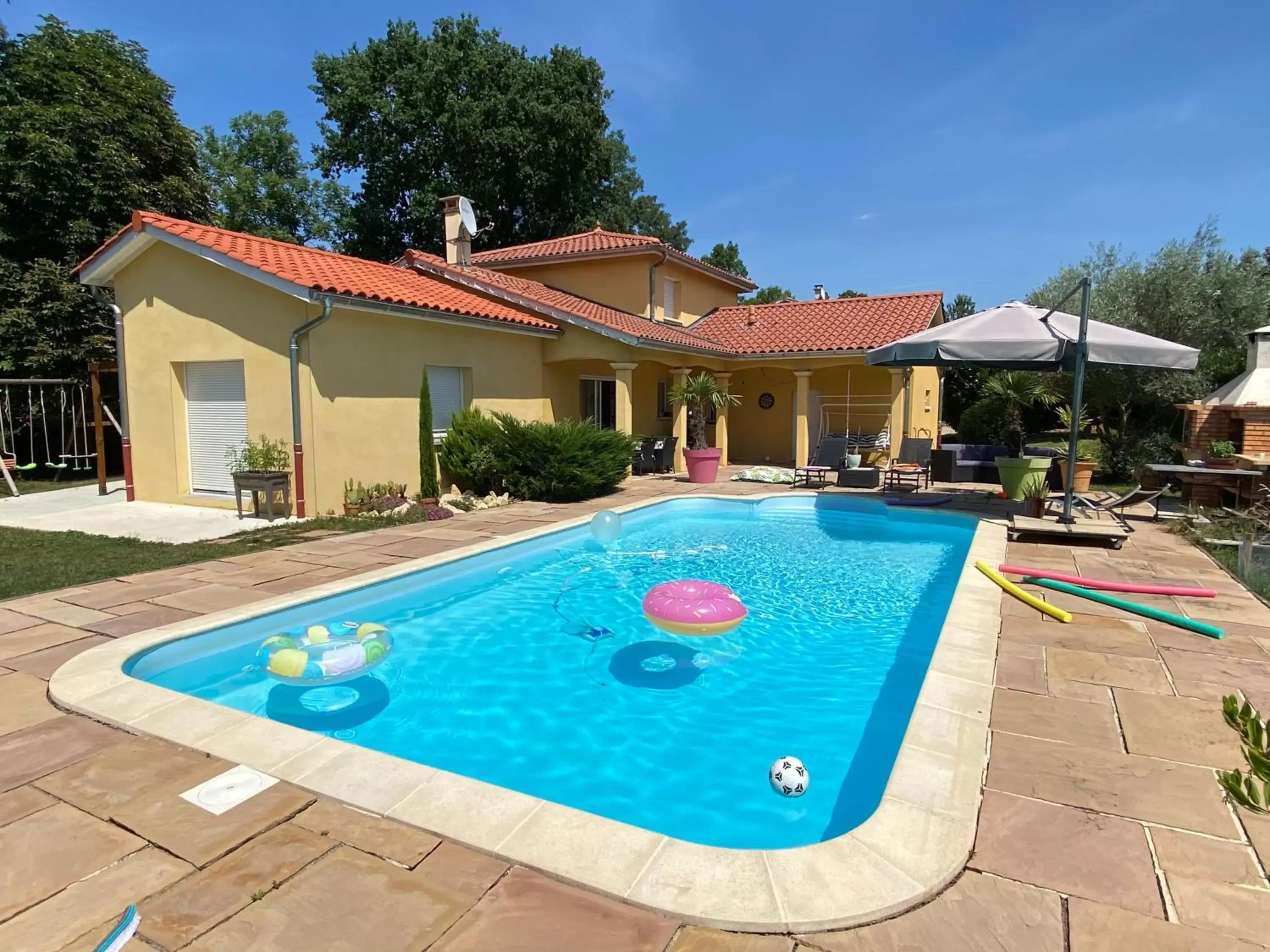 Swimming Pool in Chambres dans villa avec piscine
