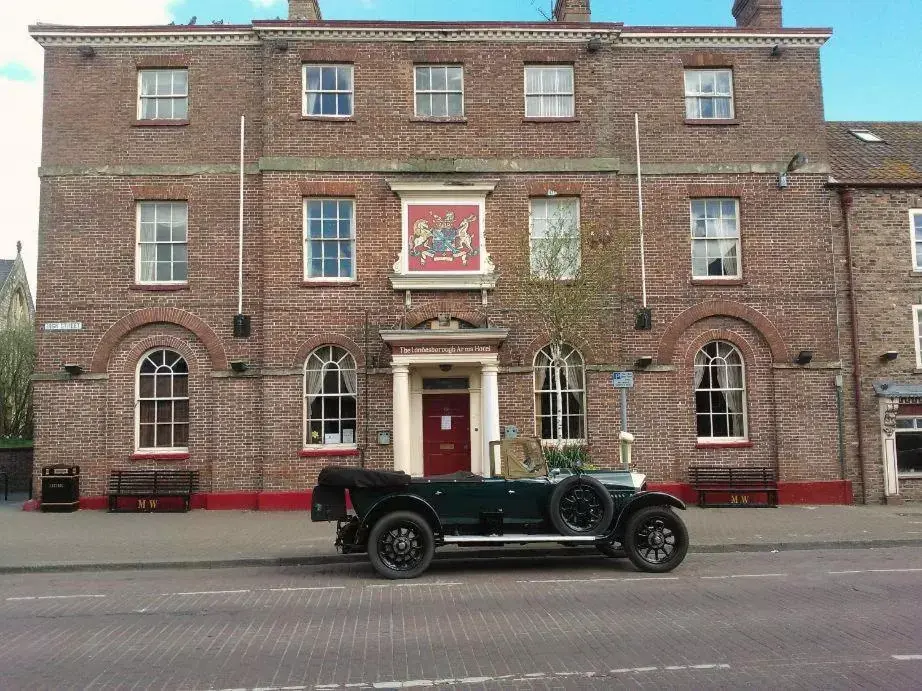 Facade/entrance, Property Building in The Londesborough Arms bar with en-suite rooms