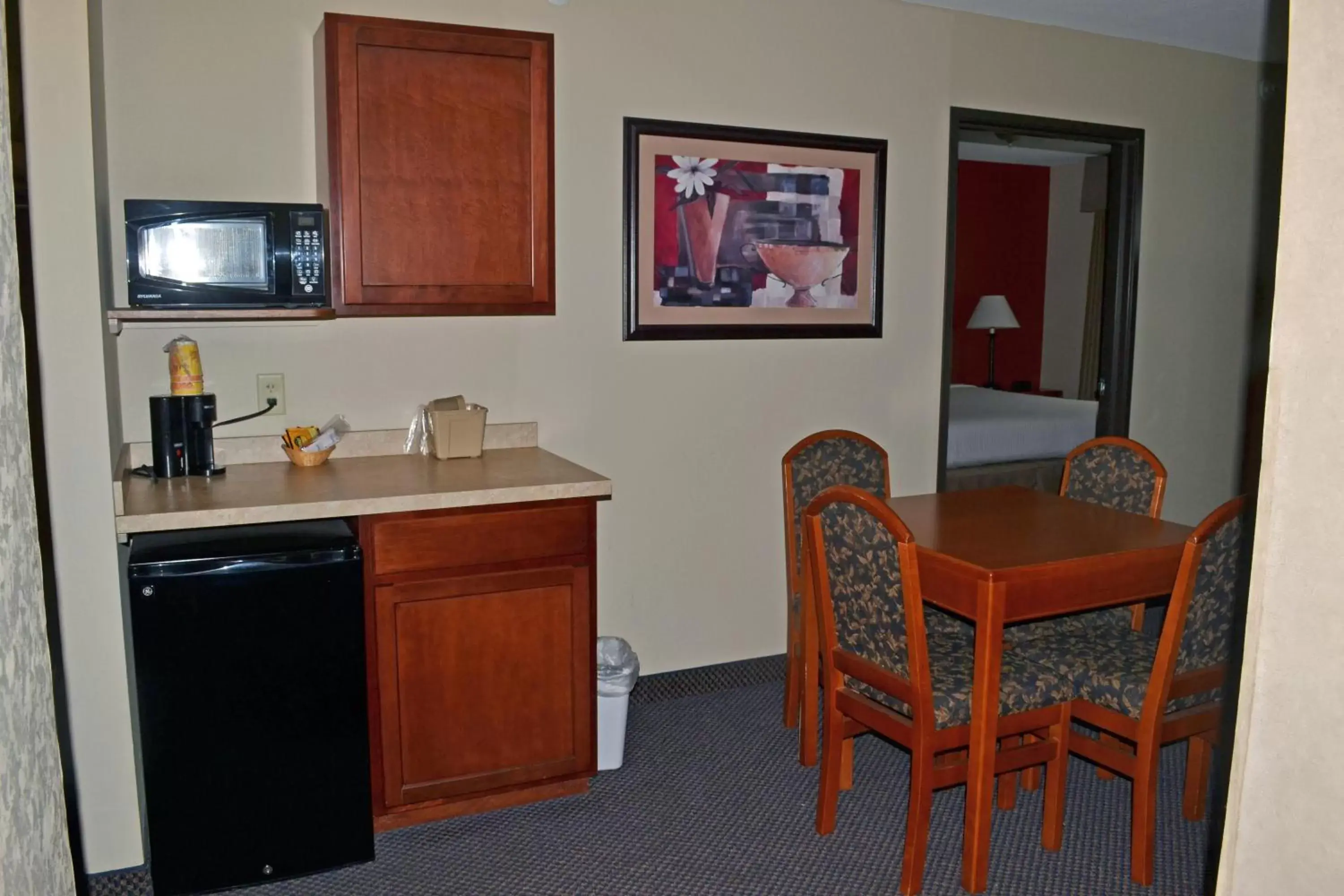 Kitchen or kitchenette, Kitchen/Kitchenette in Paola Inn and Suites