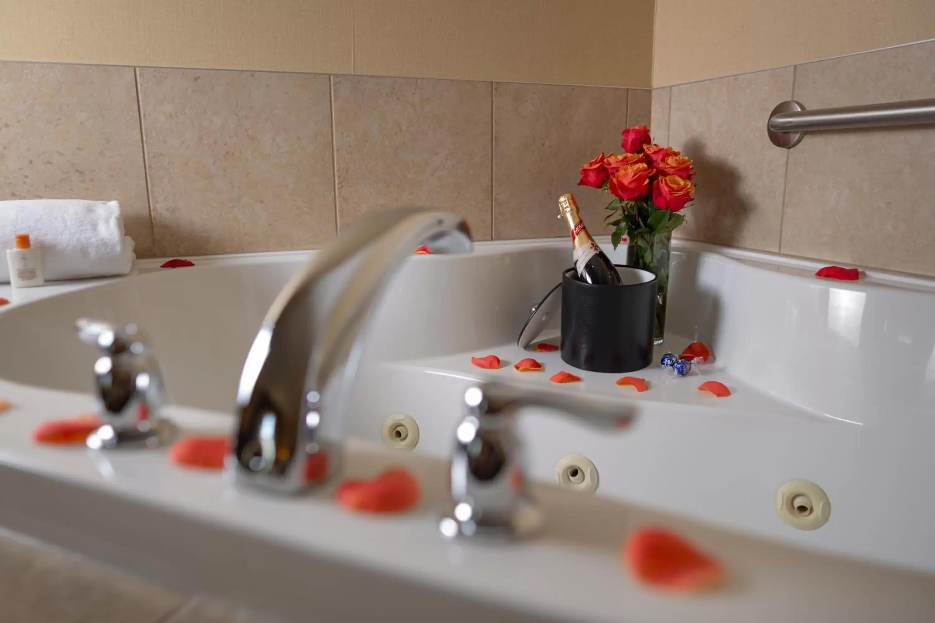 Decorative detail, Bathroom in Bayview Hotel