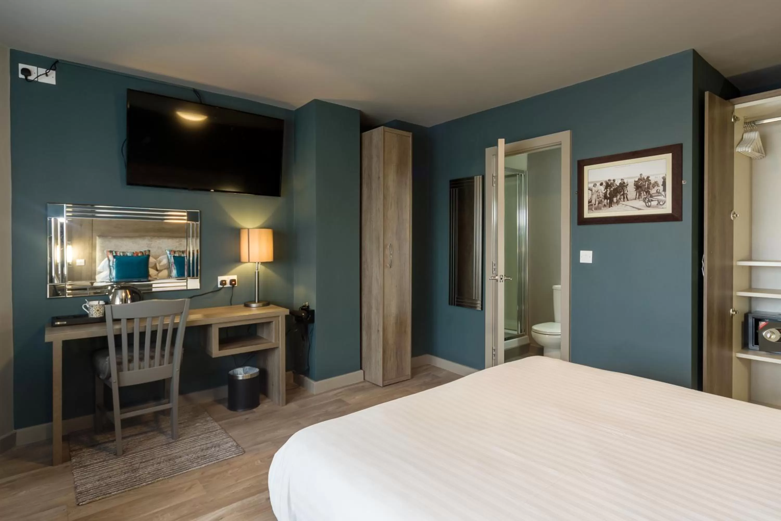 Photo of the whole room, Bed in Hotel No 8