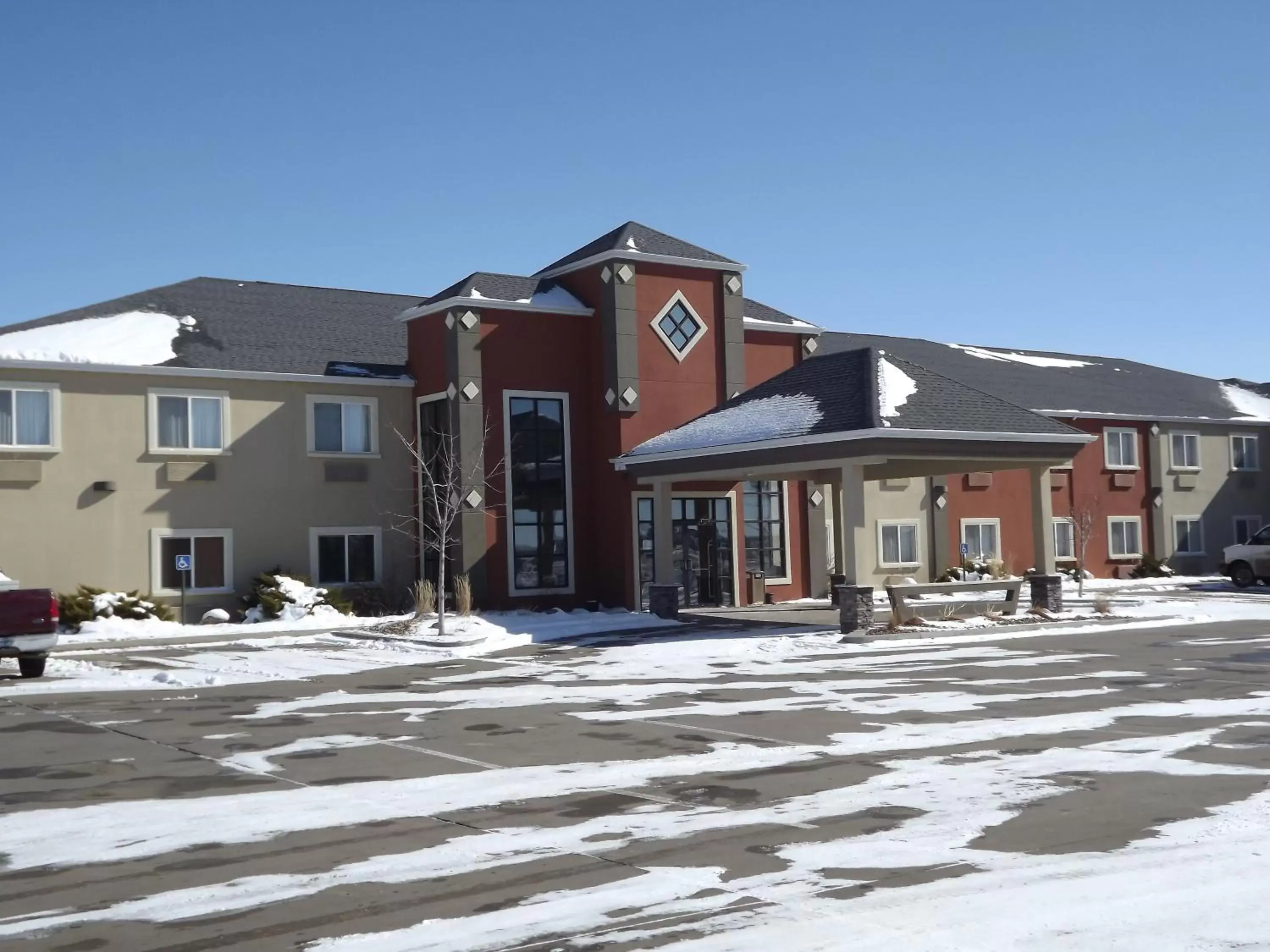 Facade/entrance, Winter in Howard Johnson by Wyndham Oacoma Hotel & Suites