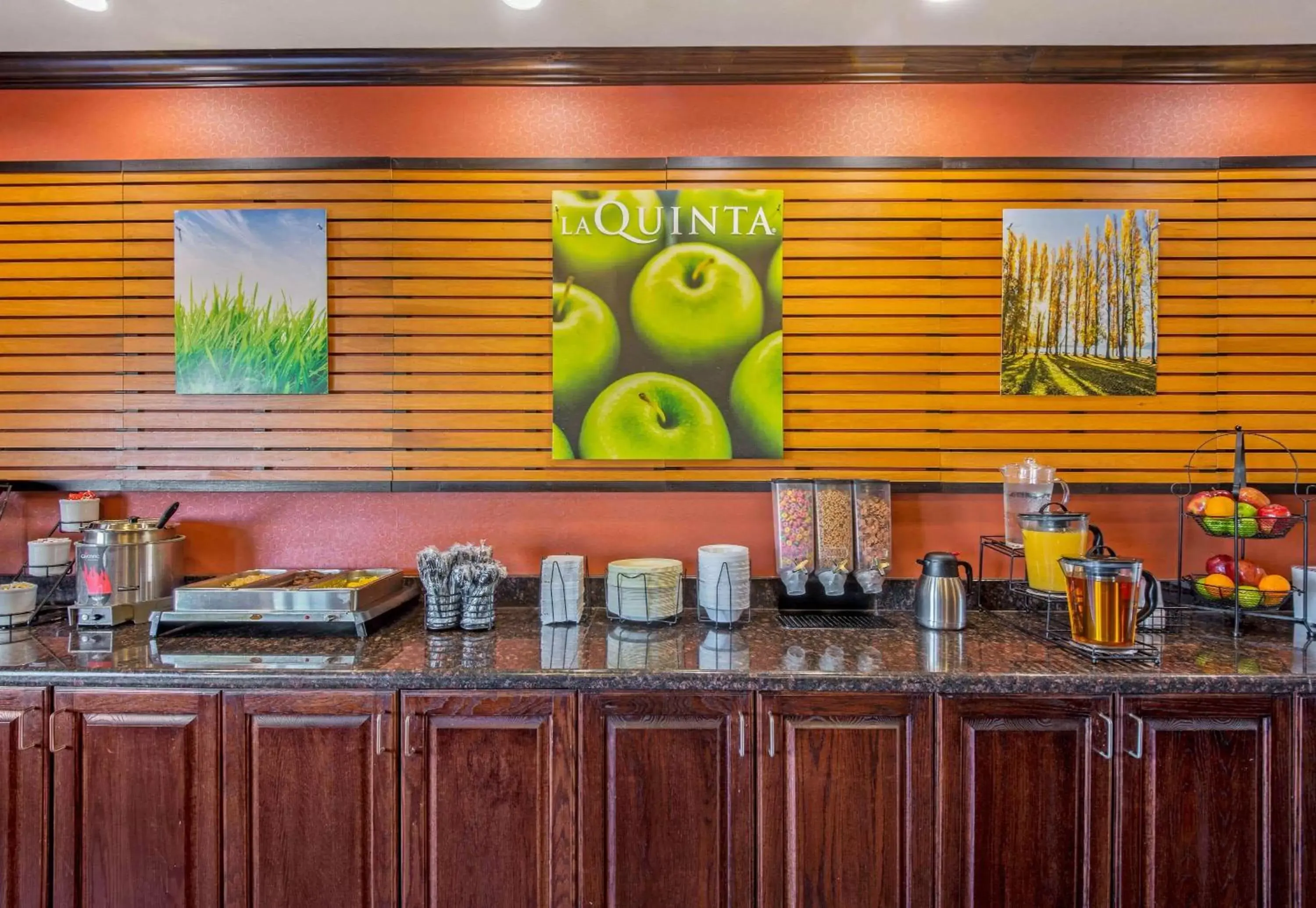 Restaurant/places to eat in La Quinta Inn & Suites by Wyndham Eastland