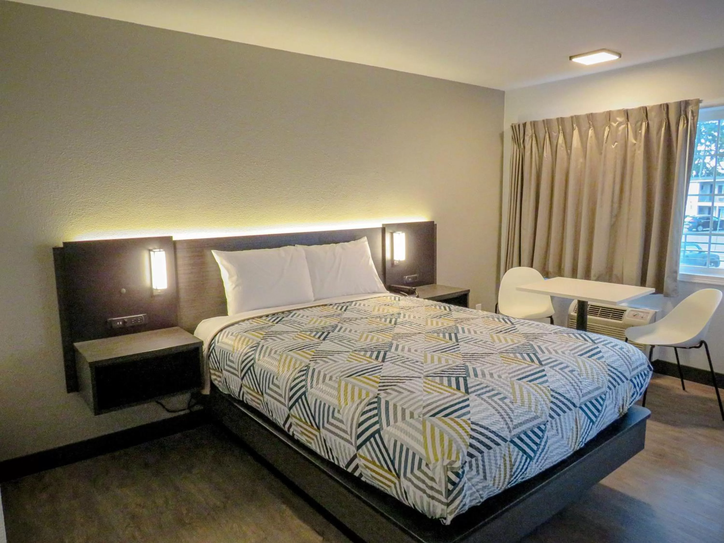 Photo of the whole room, Bed in Motel 6 Tigard, Or - Portland Southwest