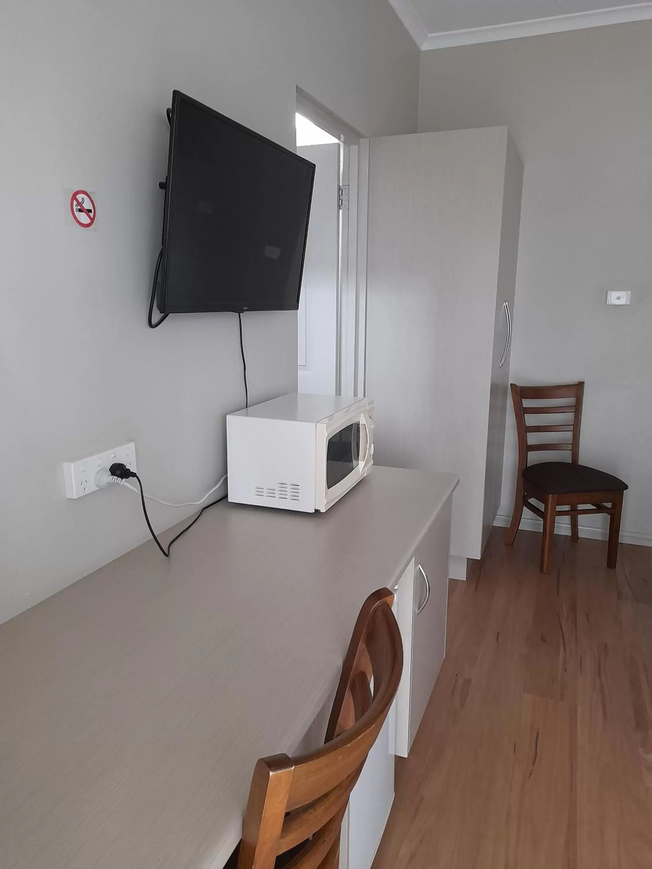 minibar, TV/Entertainment Center in Aromet Motor Inn