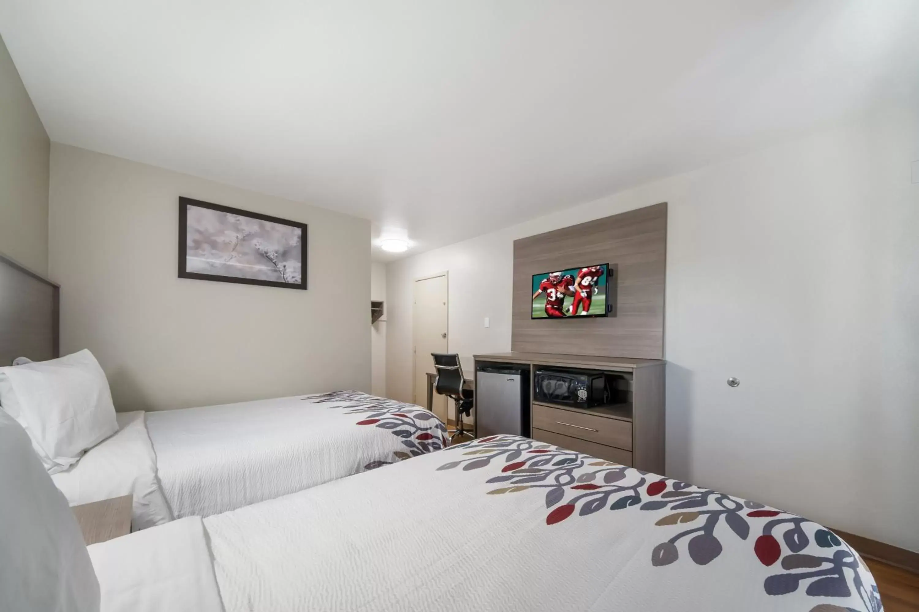 Deluxe Double Room with Two Double Beds-Disability Access/Roll-In Shower Non-Smoking in Red Roof Inn San Antonio E - Frost Bank Center Deluxe Double Room with Two Double Beds-Disability Access/Roll-In Shower Non-Smoking in Red Roof Inn San Antonio E - Frost Bank Center