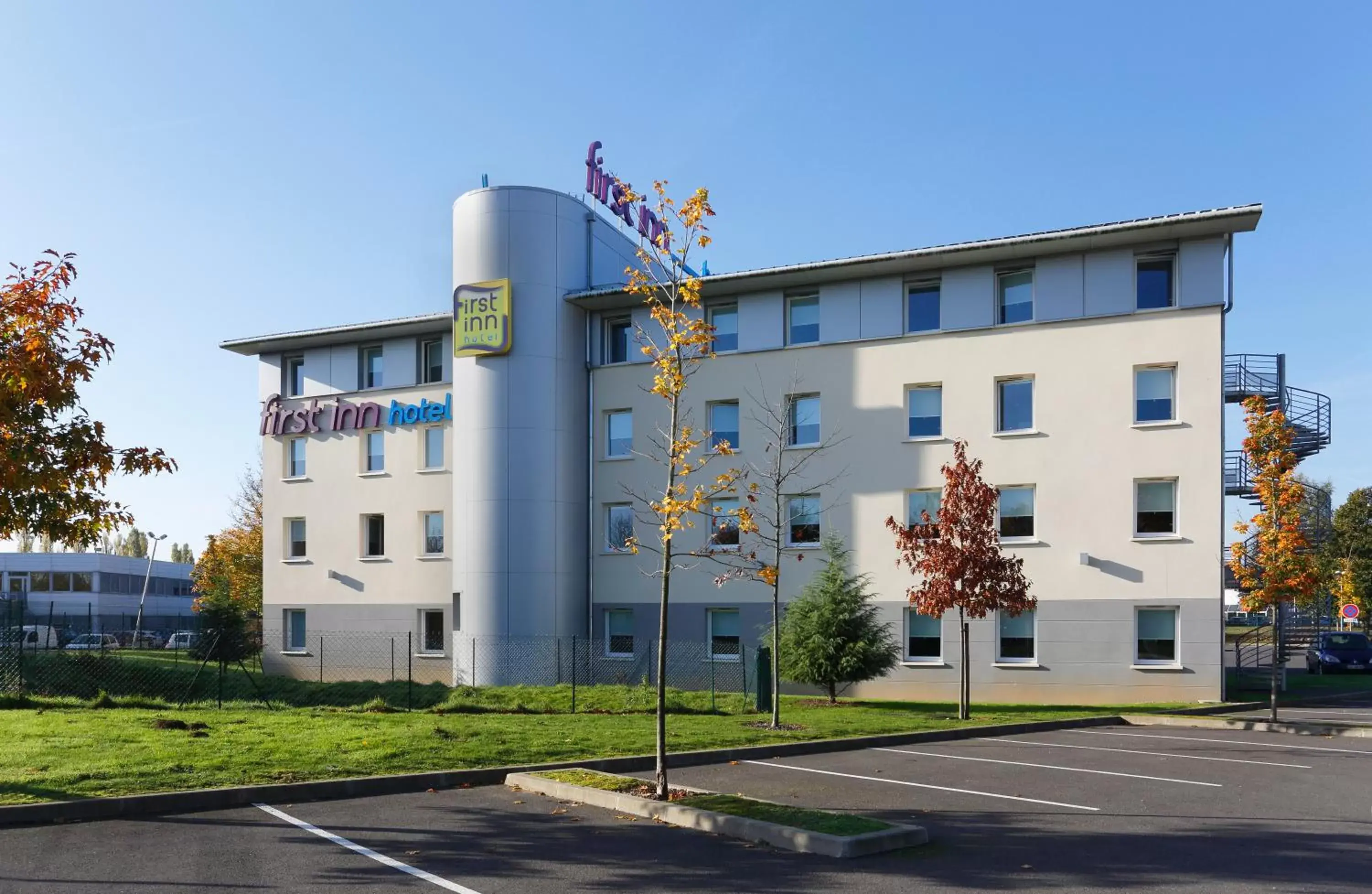 Property Building in First Inn Hotel Paris Sud Les Ulis