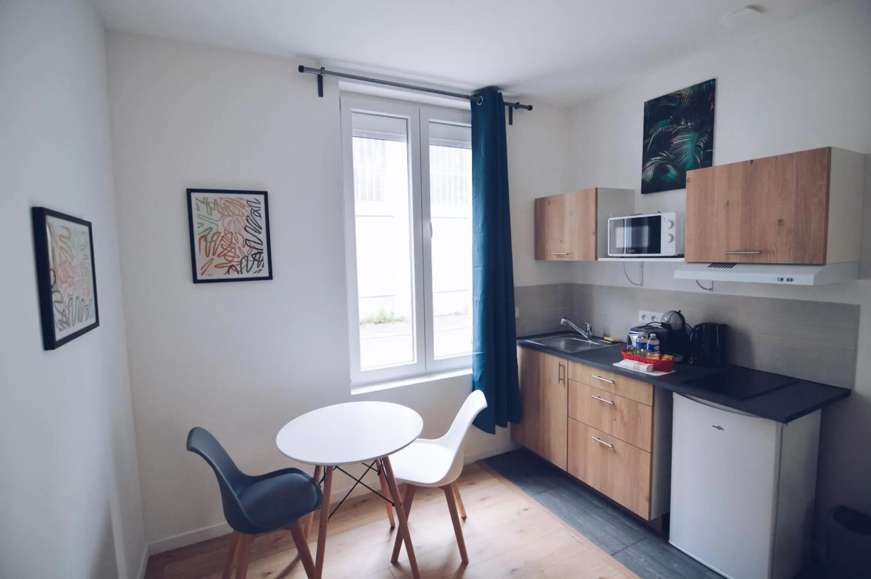 Dining area, Kitchen/Kitchenette in Studios Lsquare Residence AFPA