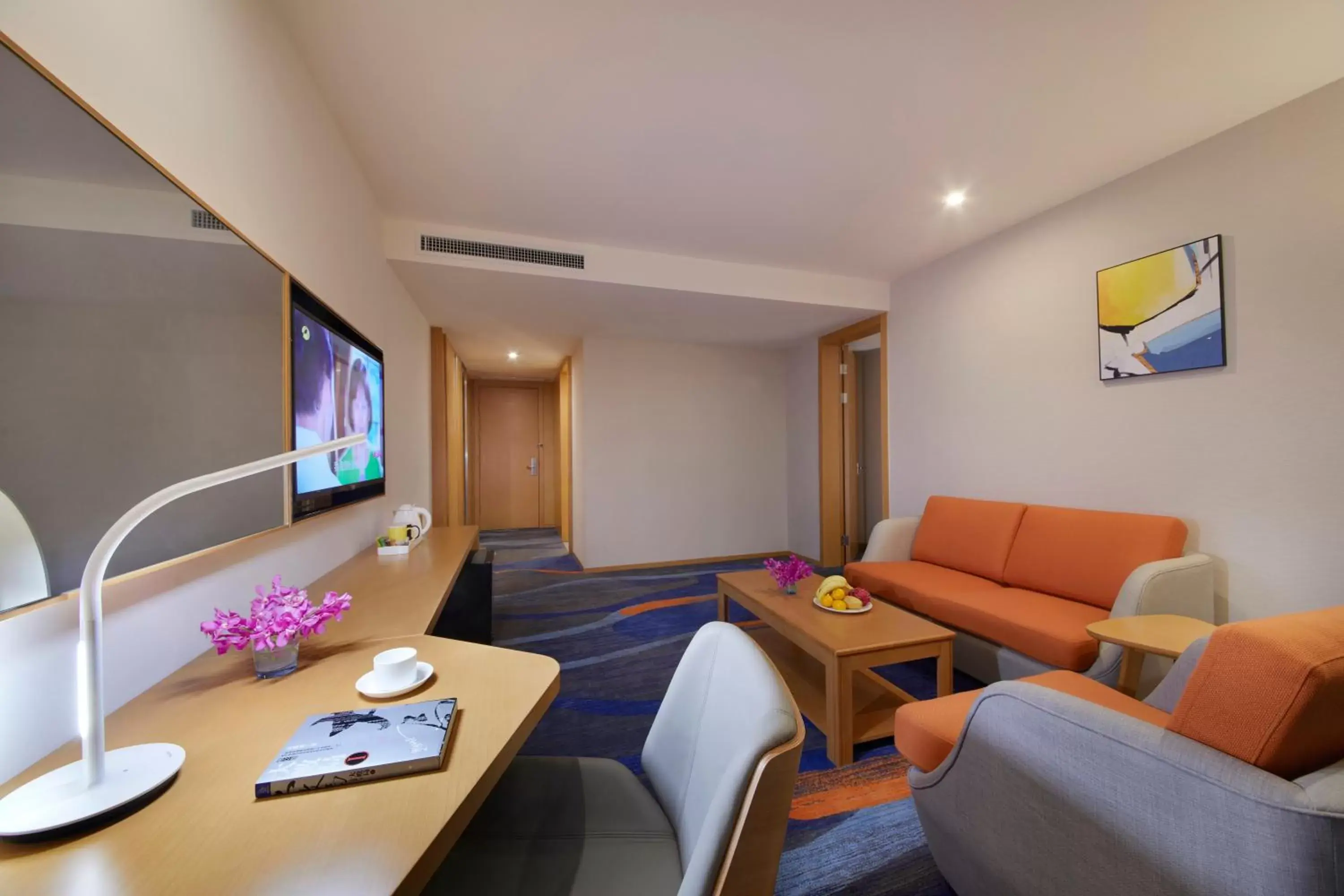 Photo of the whole room, Seating Area in Holiday Inn Express Zhengzhou Zhengdong, an IHG Hotel