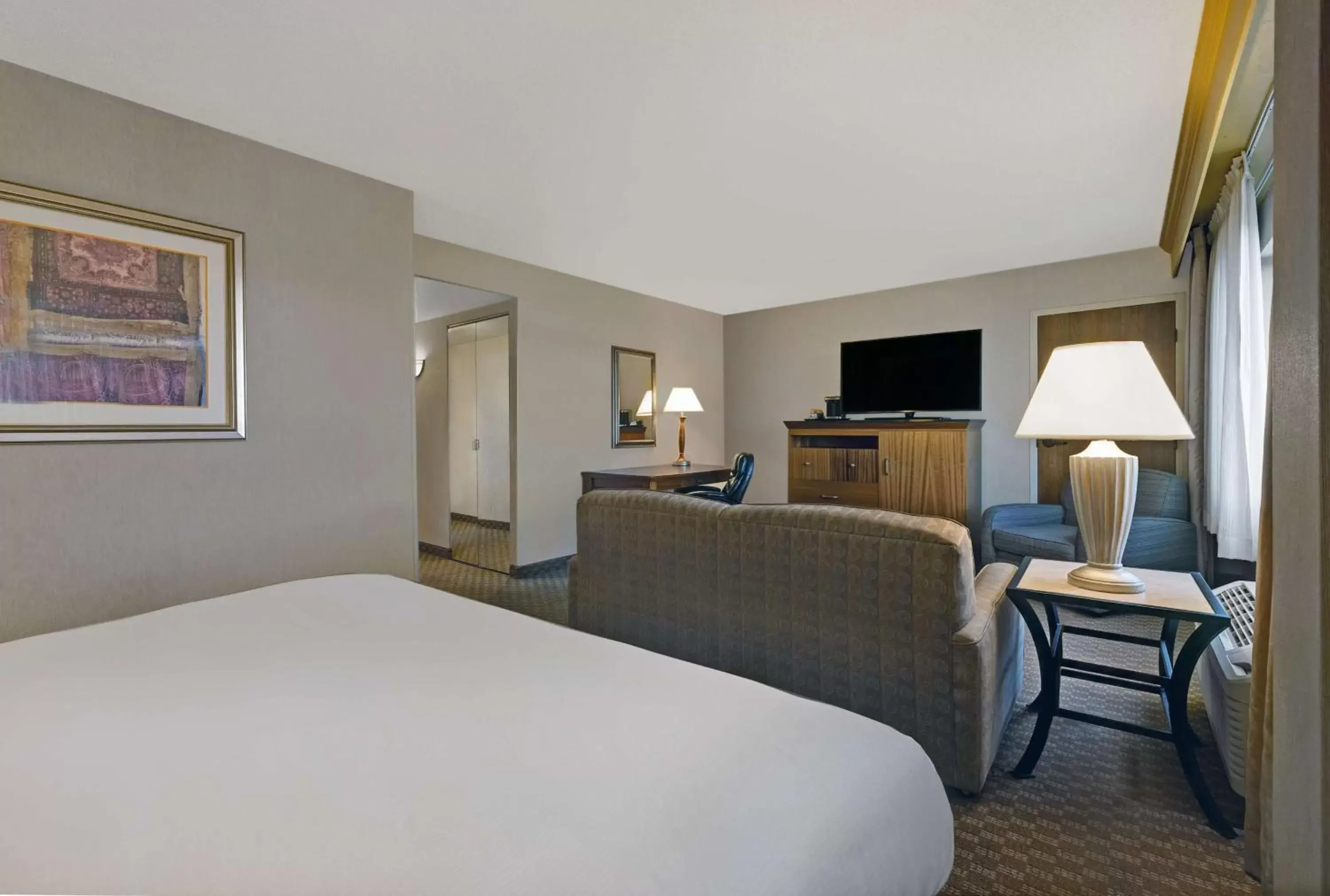 Living room, Bed in DoubleTree by Hilton Grand Junction