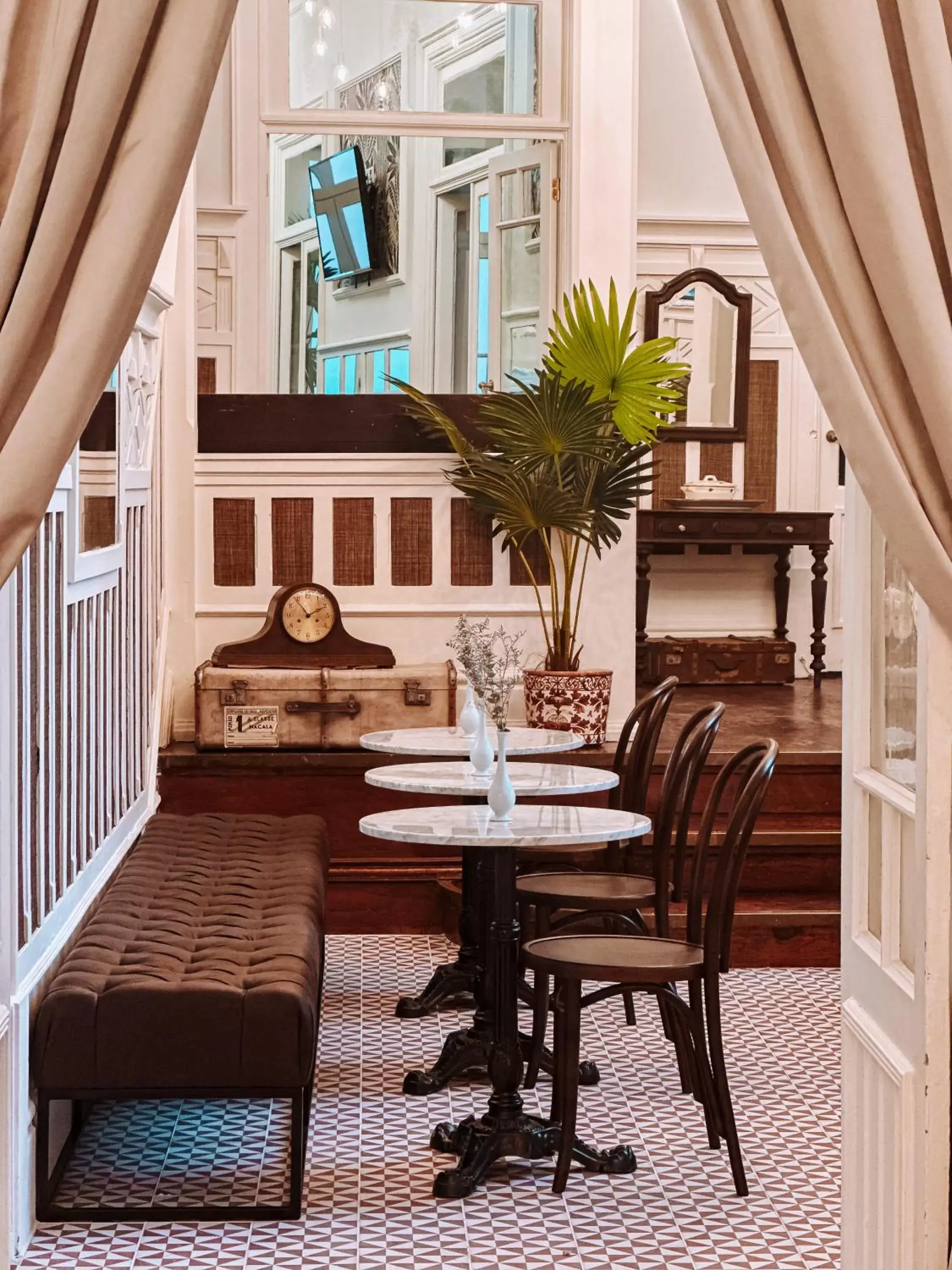 Dining area in GRANDE HOTEL PARIS by STAY HOTELS