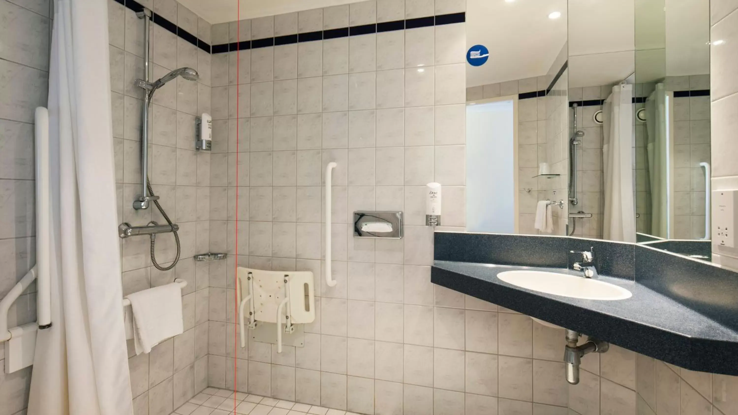 Photo of the whole room, Bathroom in Holiday Inn Express Oxford Kassam Stadium, an IHG Hotel