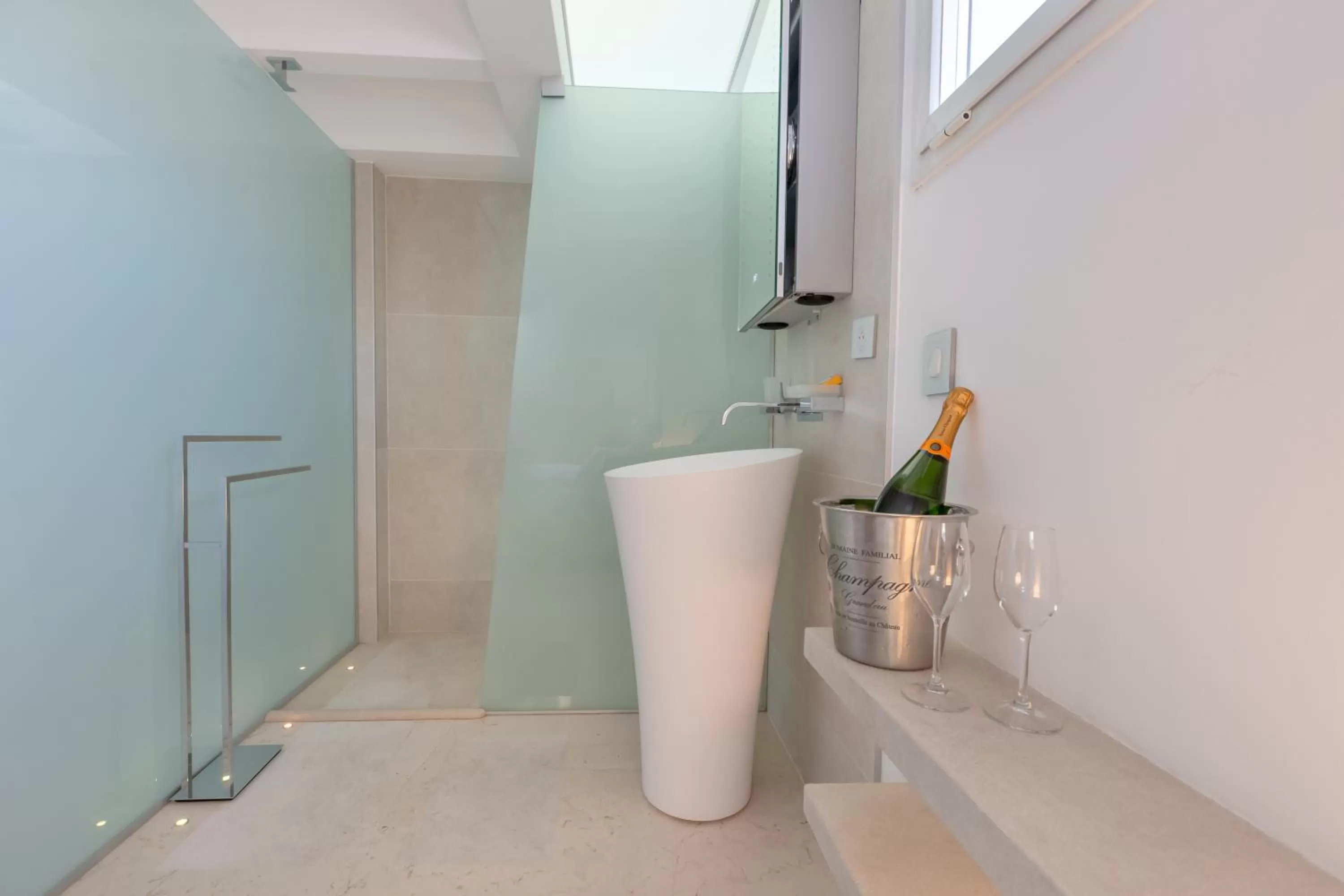 Bathroom in Traverse Des Artistes