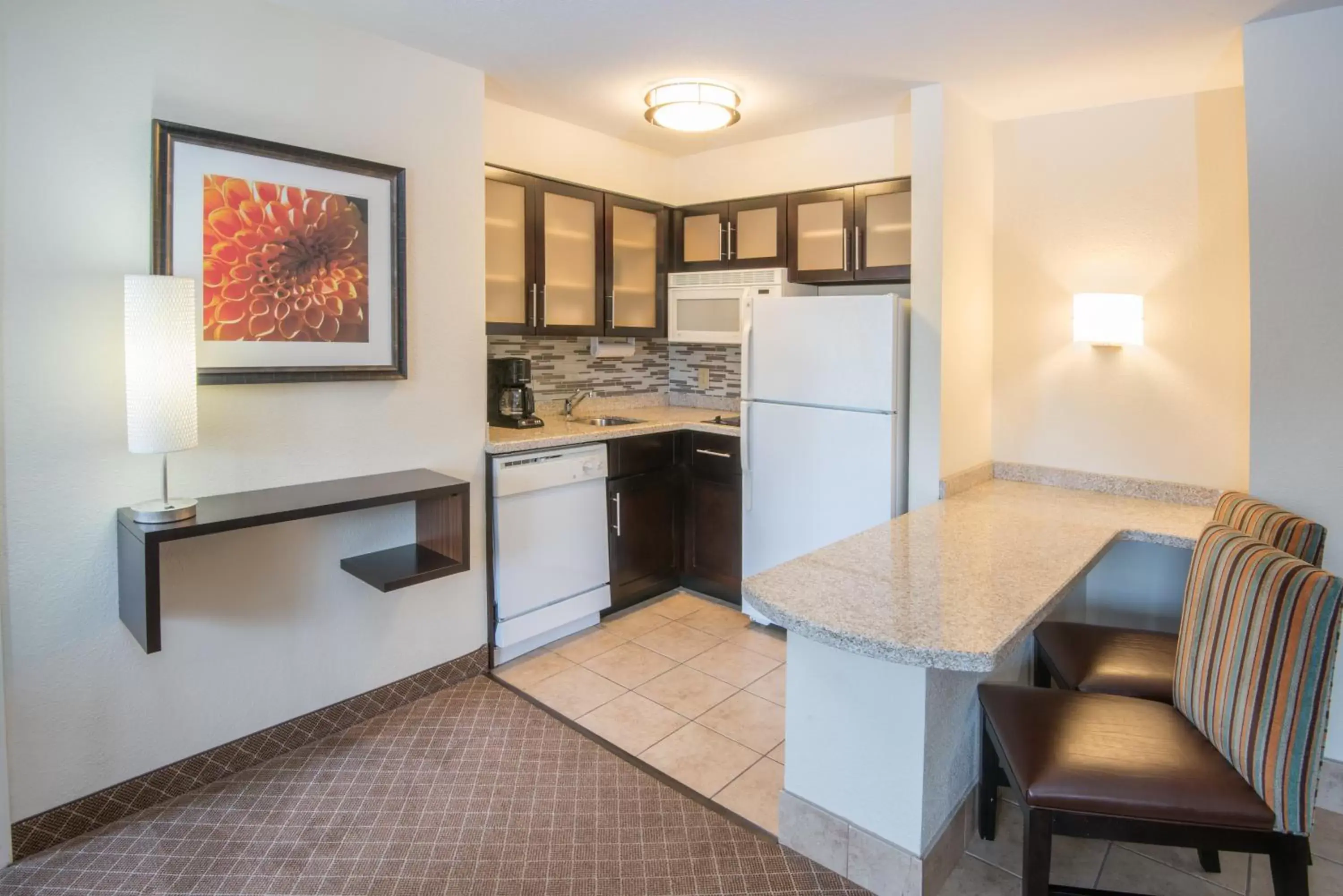 Bedroom, Kitchen/Kitchenette in Staybridge Suites Columbus-Airport, an IHG Hotel