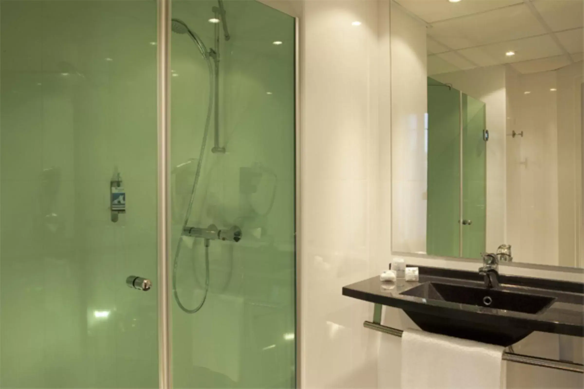 Bathroom in Escale Oceania Vannes Centre