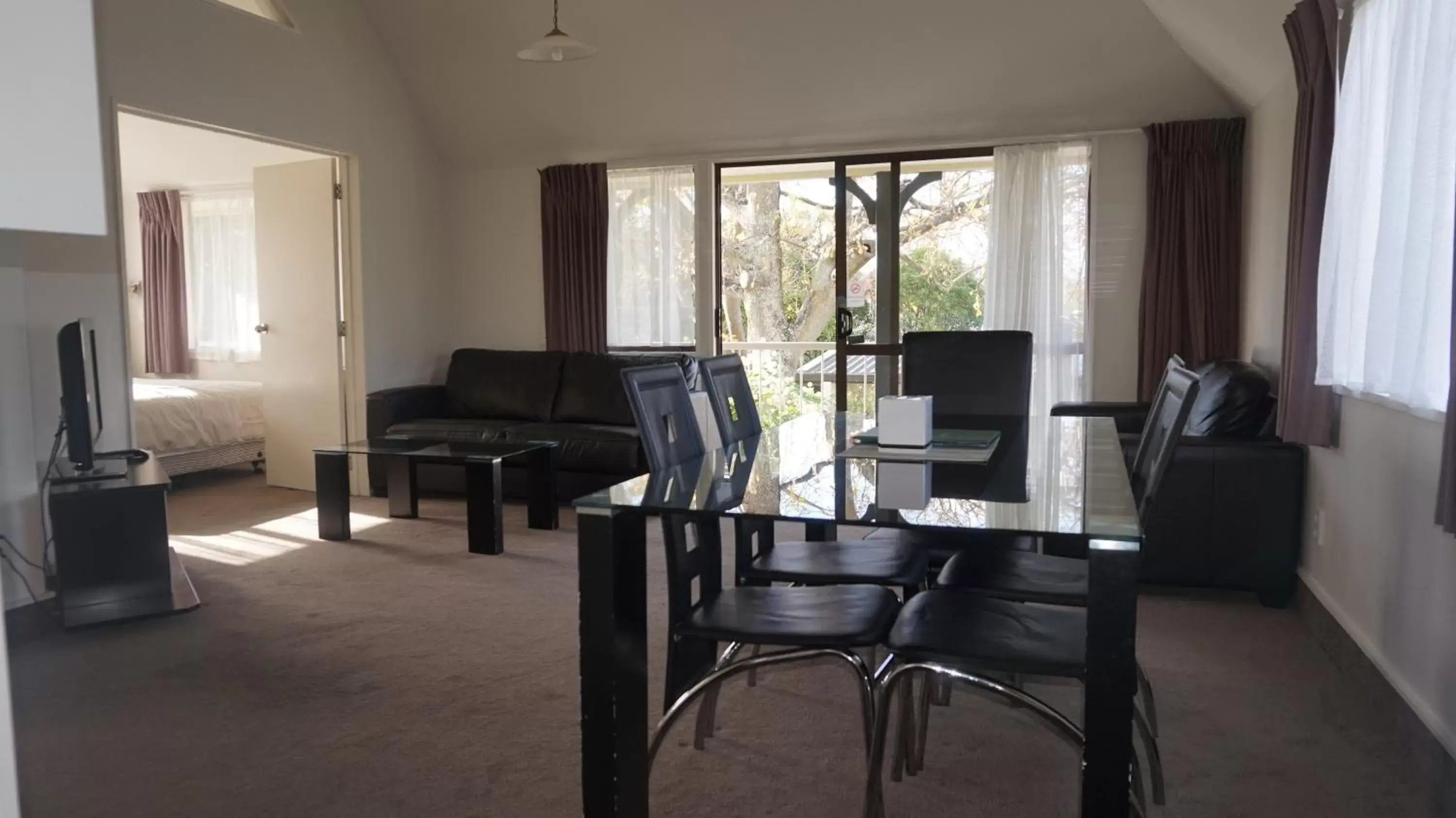 Living room, Dining Area in Ashleigh Court Motel