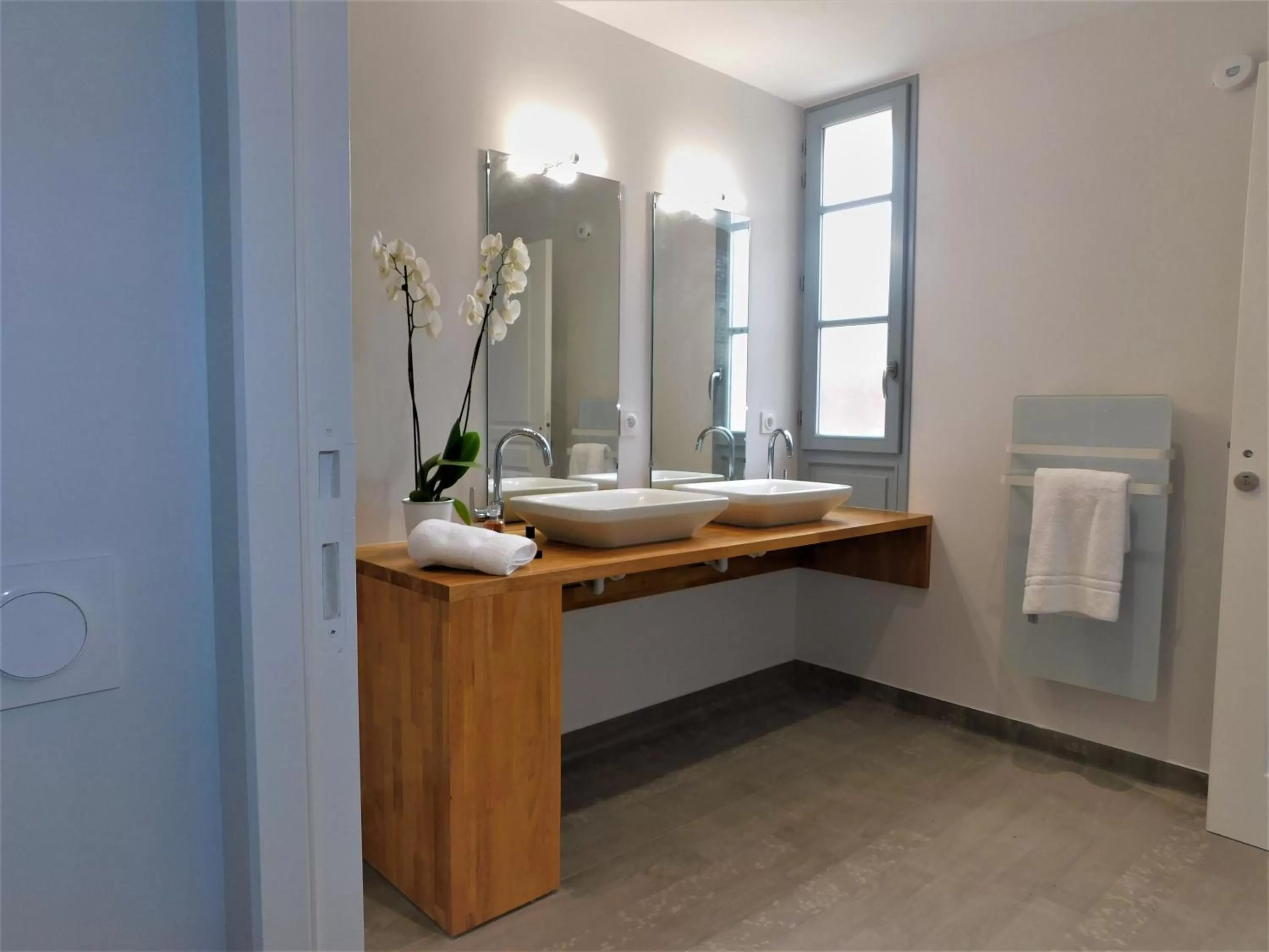 Bathroom in Hôtel-Restaurant des Augustins