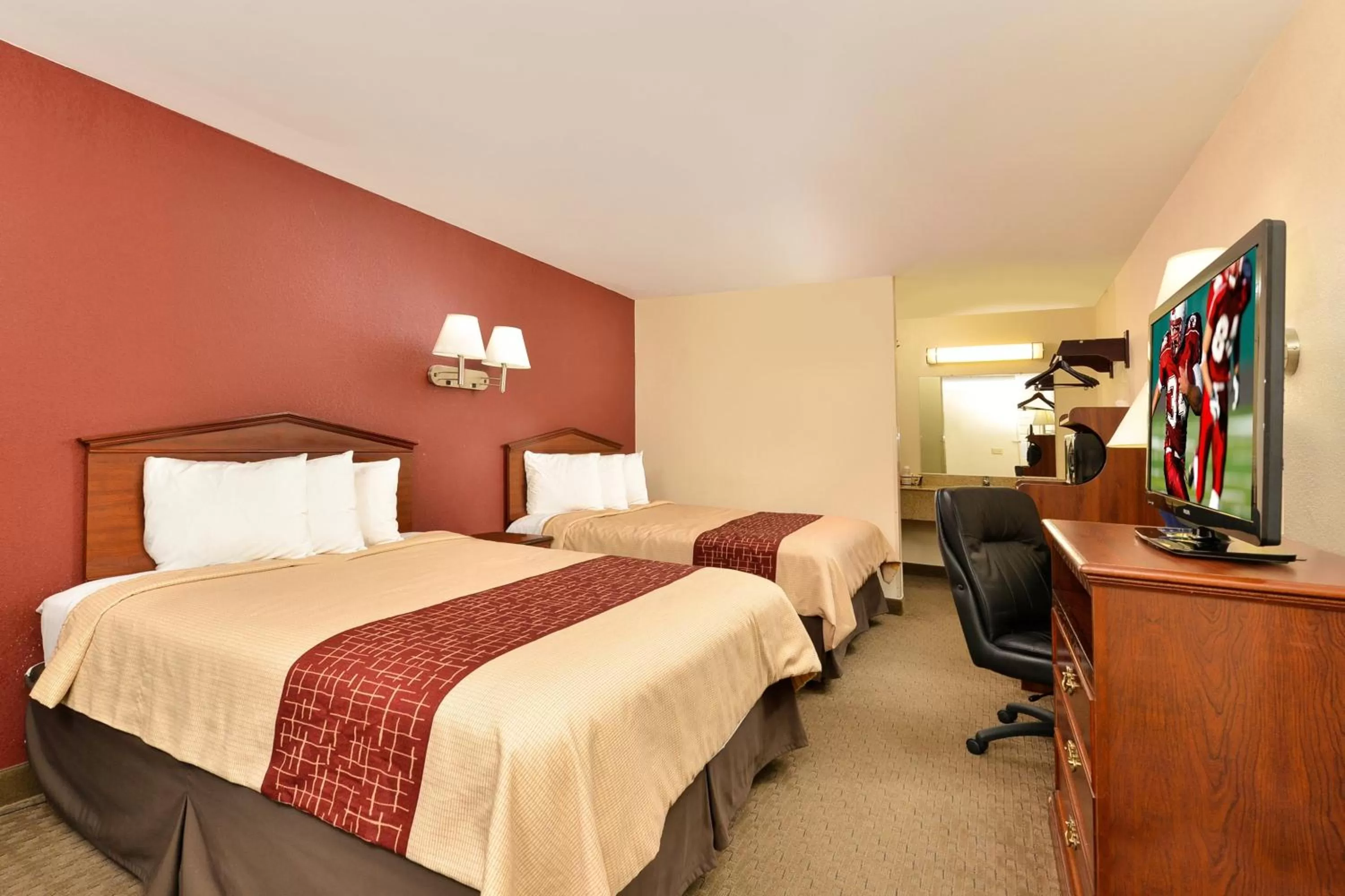Photo of the whole room, Bed in Red Roof Inn Dalton