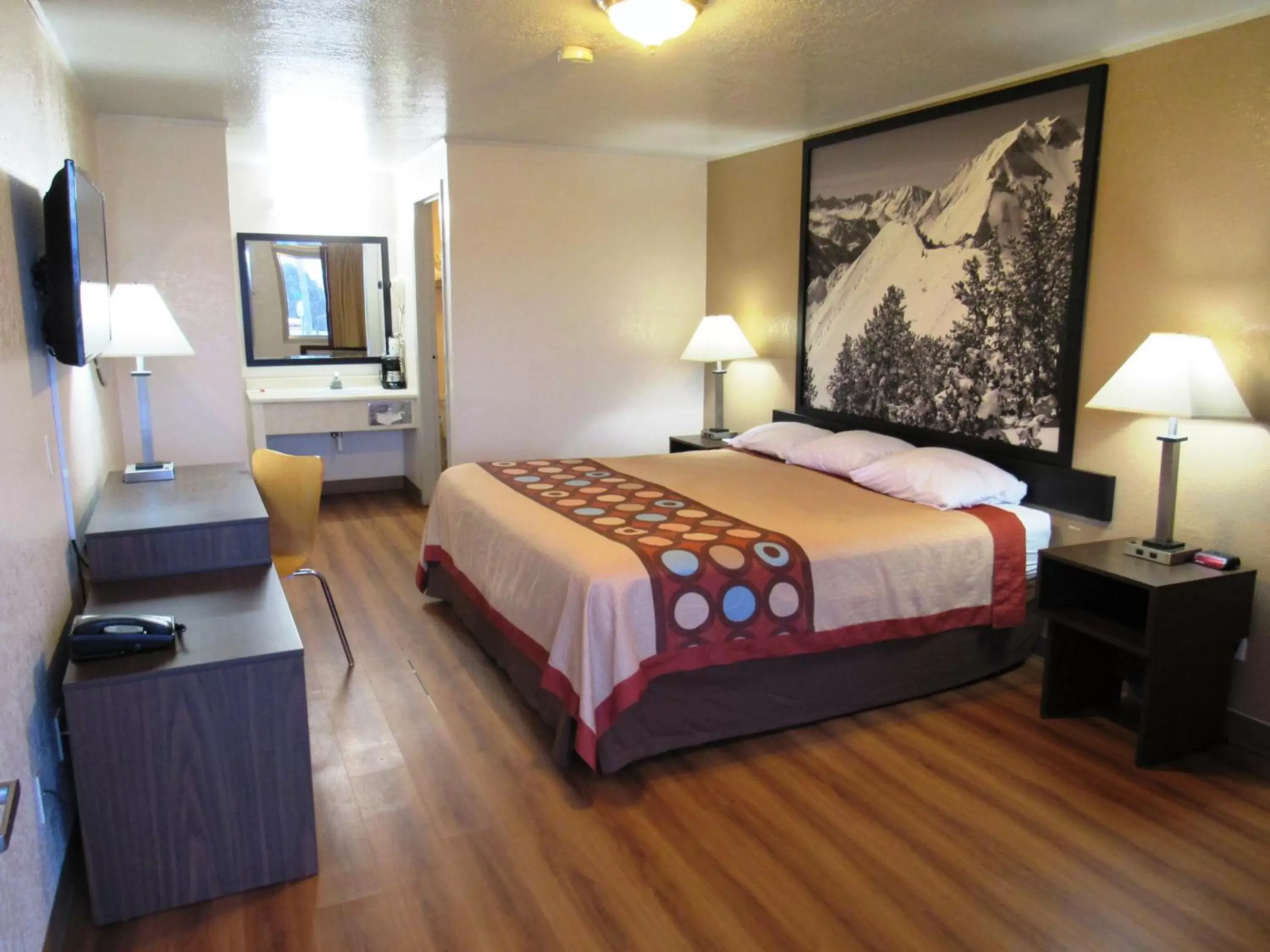 Photo of the whole room, Bed in Super 8 by Wyndham Evanston