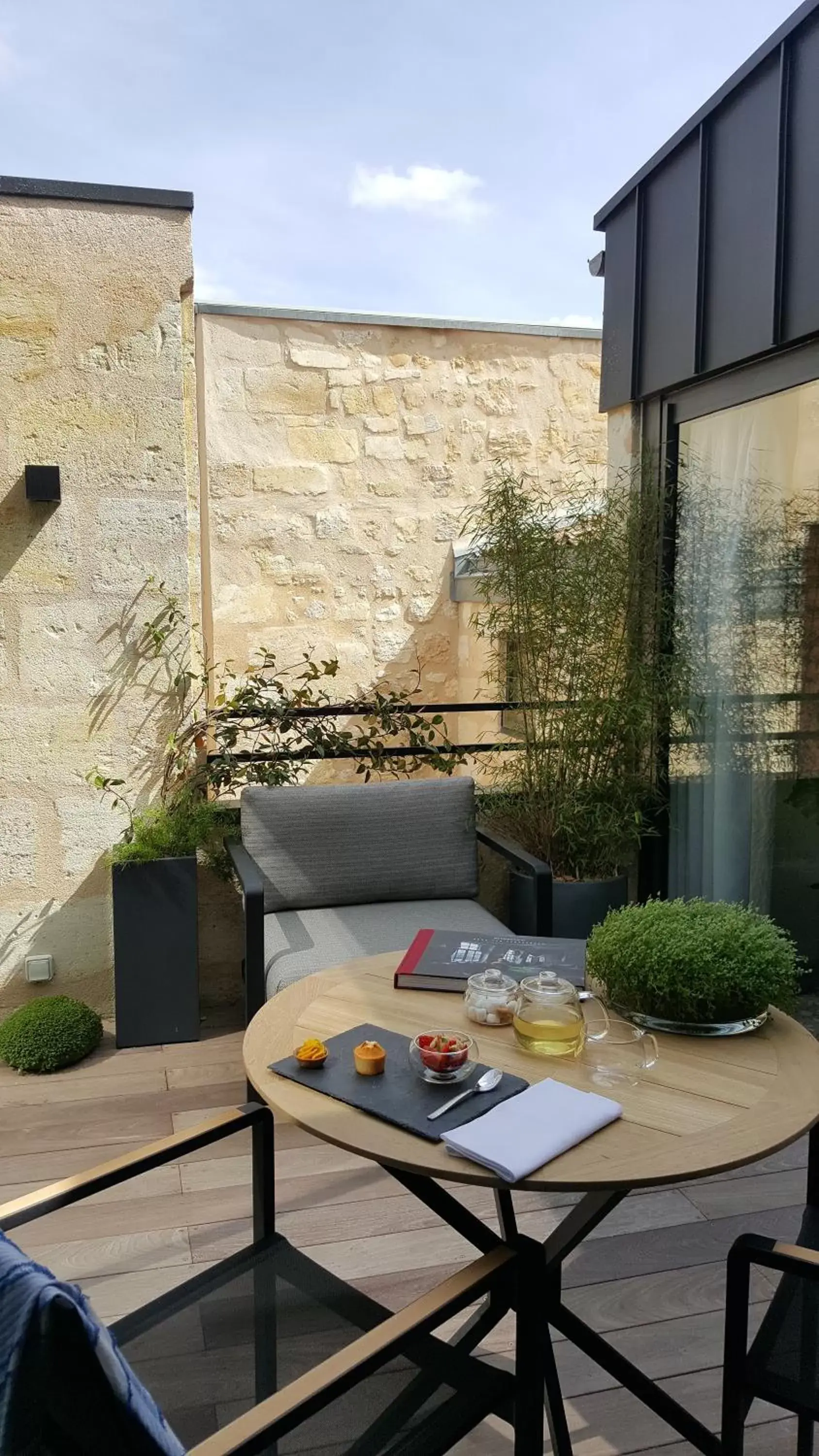 Balcony/Terrace in Hôtel Cardinal Bordeaux Centre