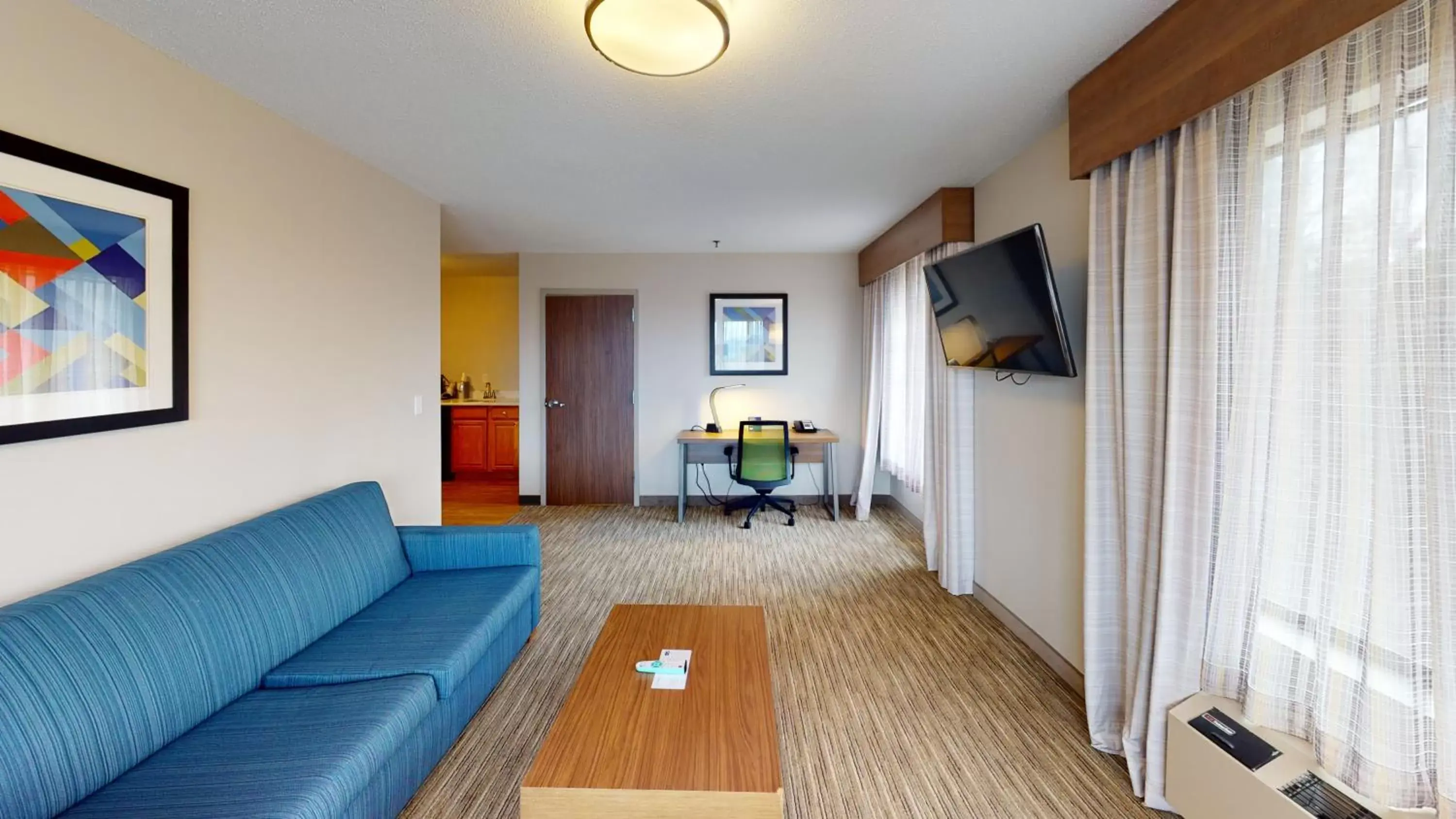 Living room, Seating Area in Holiday Inn Express South Burlington, an IHG Hotel