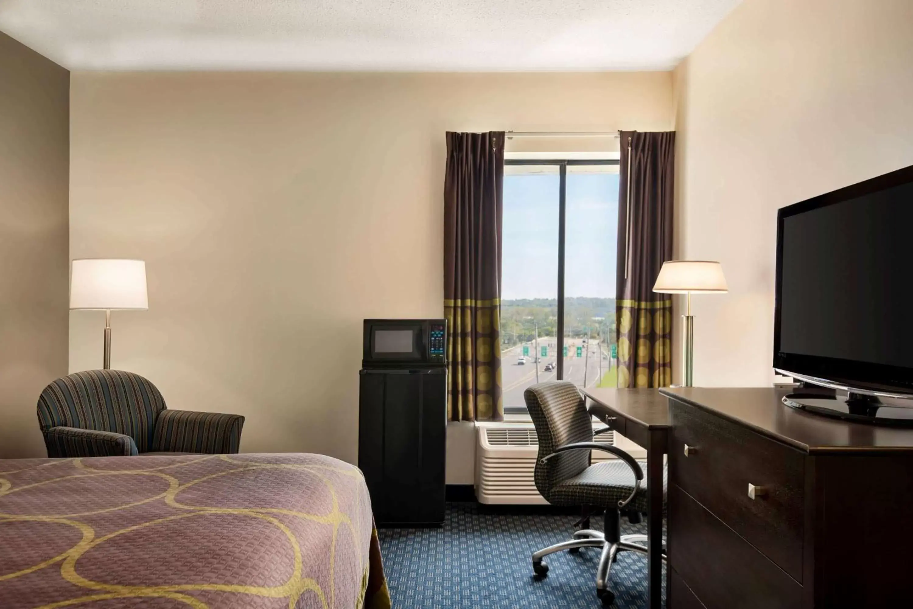 Photo of the whole room, TV/Entertainment Center in Super 8 by Wyndham Liverpool/Syracuse North Airport