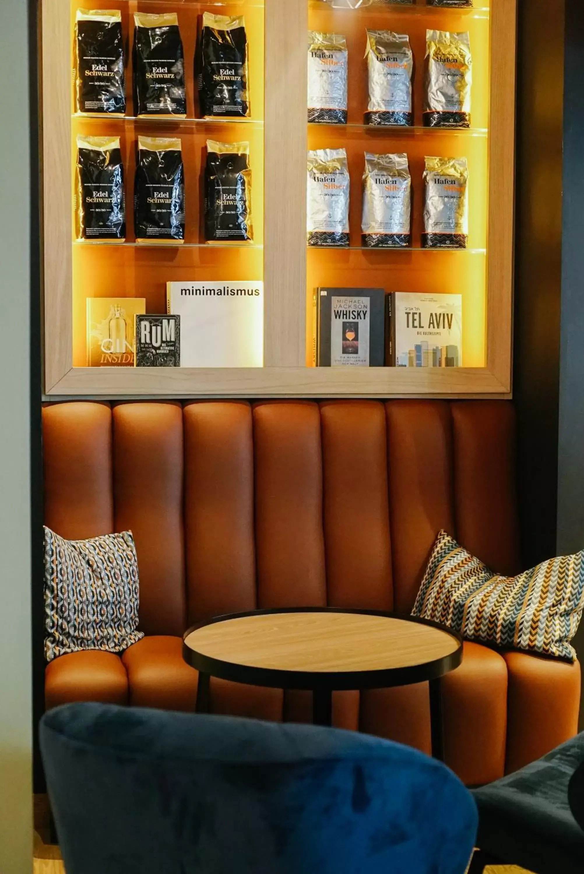 Lounge or bar in Crowne Plaza Berlin City Centre Ku'damm by IHG Lounge or bar in Crowne Plaza Berlin City Centre Ku'damm by IHG