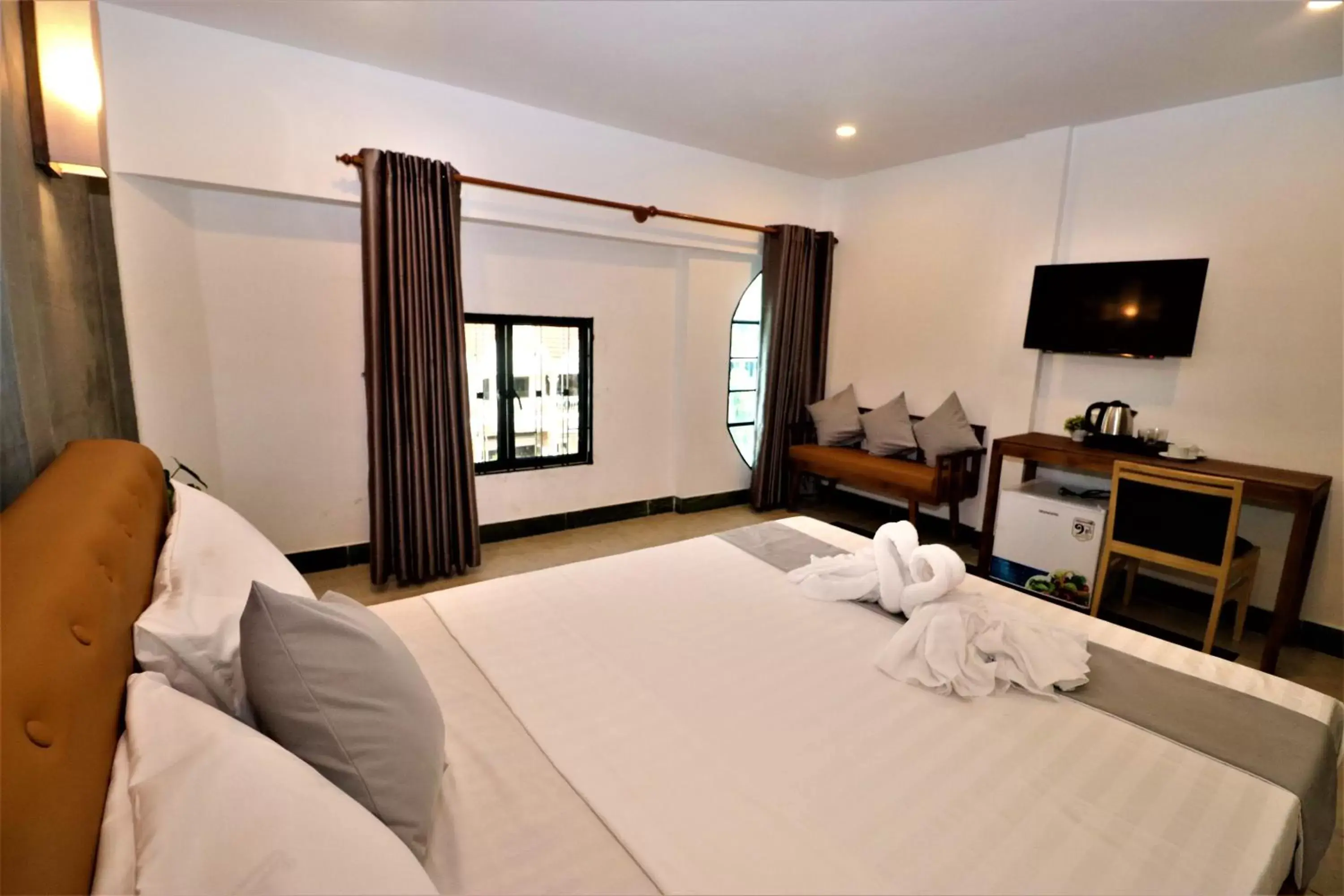 TV and multimedia, Bed in Grand Elevation Hotel