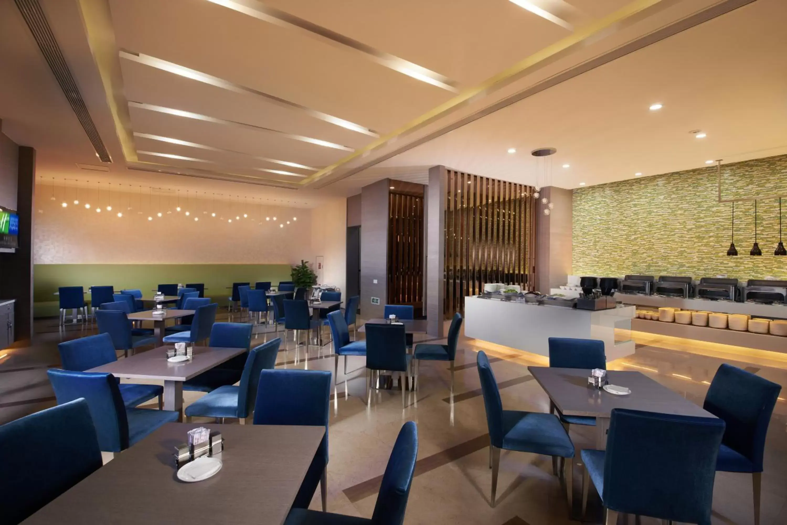Breakfast, Restaurant/Places to Eat in Holiday Inn Express Luoyang City Center, an IHG Hotel