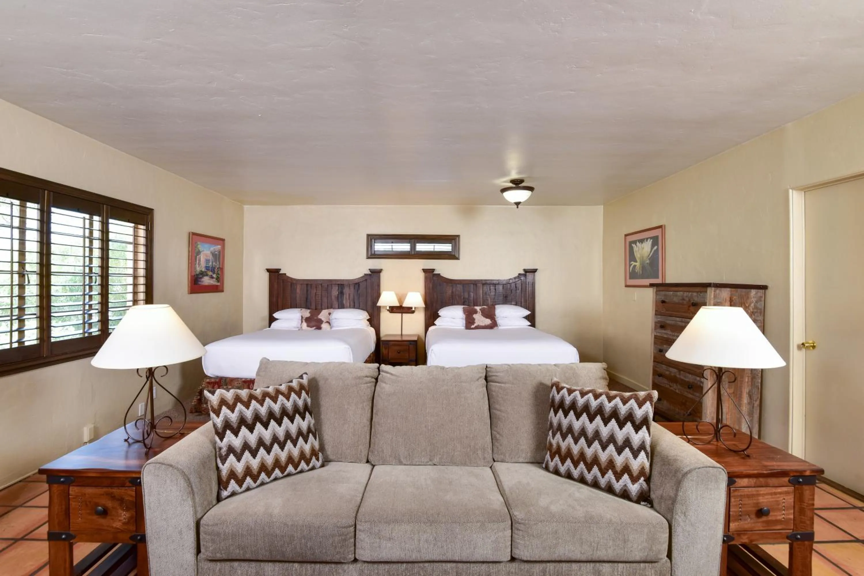 Seating area, Bed in Lodge On The Desert